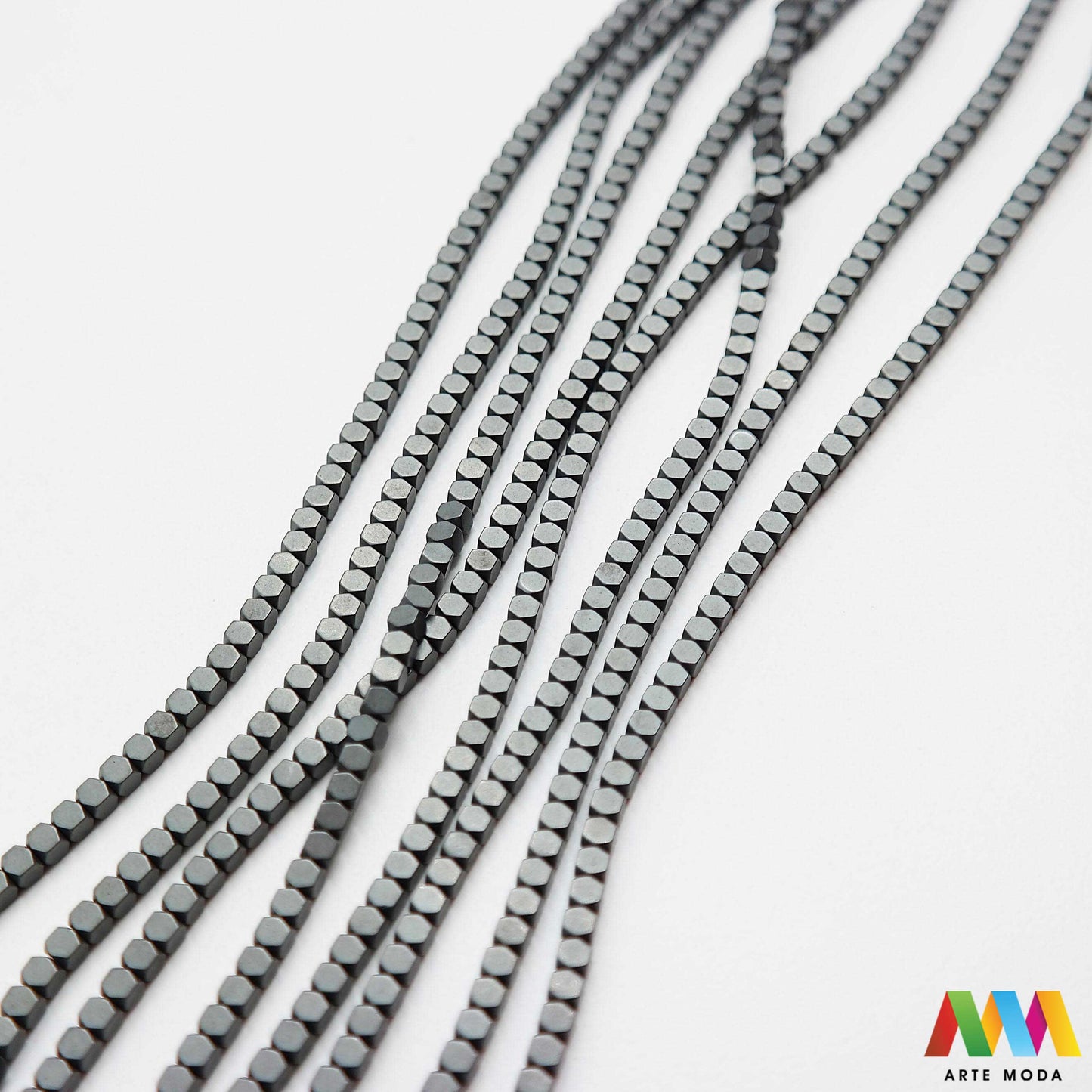 hematit krvavi kamen poludragi mineral metalni sjaj kvarc zrcalo kristal prirodni metalik meditacija zaštita repromaterijal Hematit (ili krvavi kamen) je prirodni mineral smeđe sive ili crne boje karakteriziran prisustvom hladnog metalnog sjaja Vjeruje se da pomaže u jačanju volje samopouzdanja i povezanosti s majkom zemljom Nakit izrađen od njega fascinira svojim tajanstvenim zrcalnim sjajem