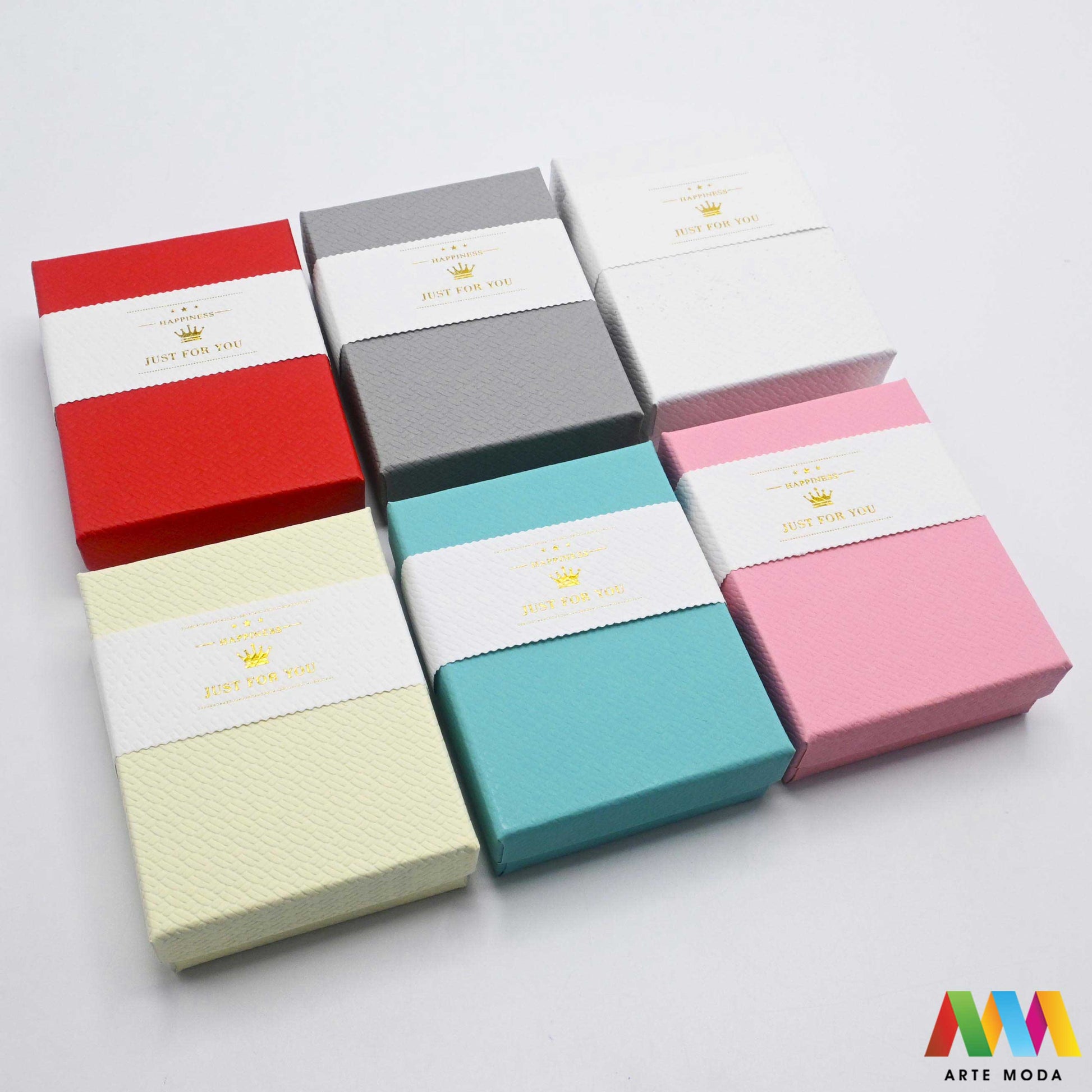 kutijice ukrasne kartonske kutije za nakit poklon ambalaža darivanje pakiranje poklopac prstenje ogrlice naušnice luksuzne elegantne ručni rad personalizirane dar Savršeno pakiranje ljepota vaših kreacija elegantnih i čvrstih kartonskih kutija izrađenih od kvalitetnog papira s mekanim umetkom od spužve prstenje ogrlice naušnice i narukvice nježnu zaštitu od ogrebotina dodaju dašak luksuza i profinjenosti vašem poklonu izloženom nakitu Dostupne u raznim veličinama bojama i dezenima arte moda repromaterijal