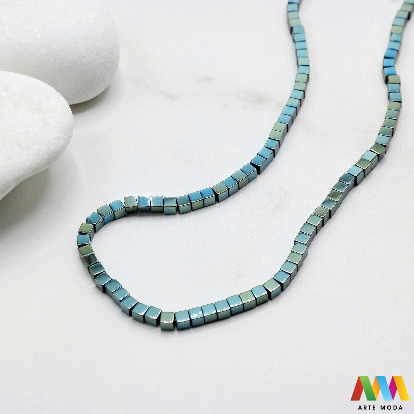 hematit krvavi kamen poludragi mineral metalni sjaj kvarc zrcalo kristal prirodni metalik meditacija zaštita repromaterijal Hematit (ili krvavi kamen) je prirodni mineral smeđe sive ili crne boje karakteriziran prisustvom hladnog metalnog sjaja Vjeruje se da pomaže u jačanju volje samopouzdanja i povezanosti s majkom zemljom Nakit izrađen od njega fascinira svojim tajanstvenim zrcalnim sjajem