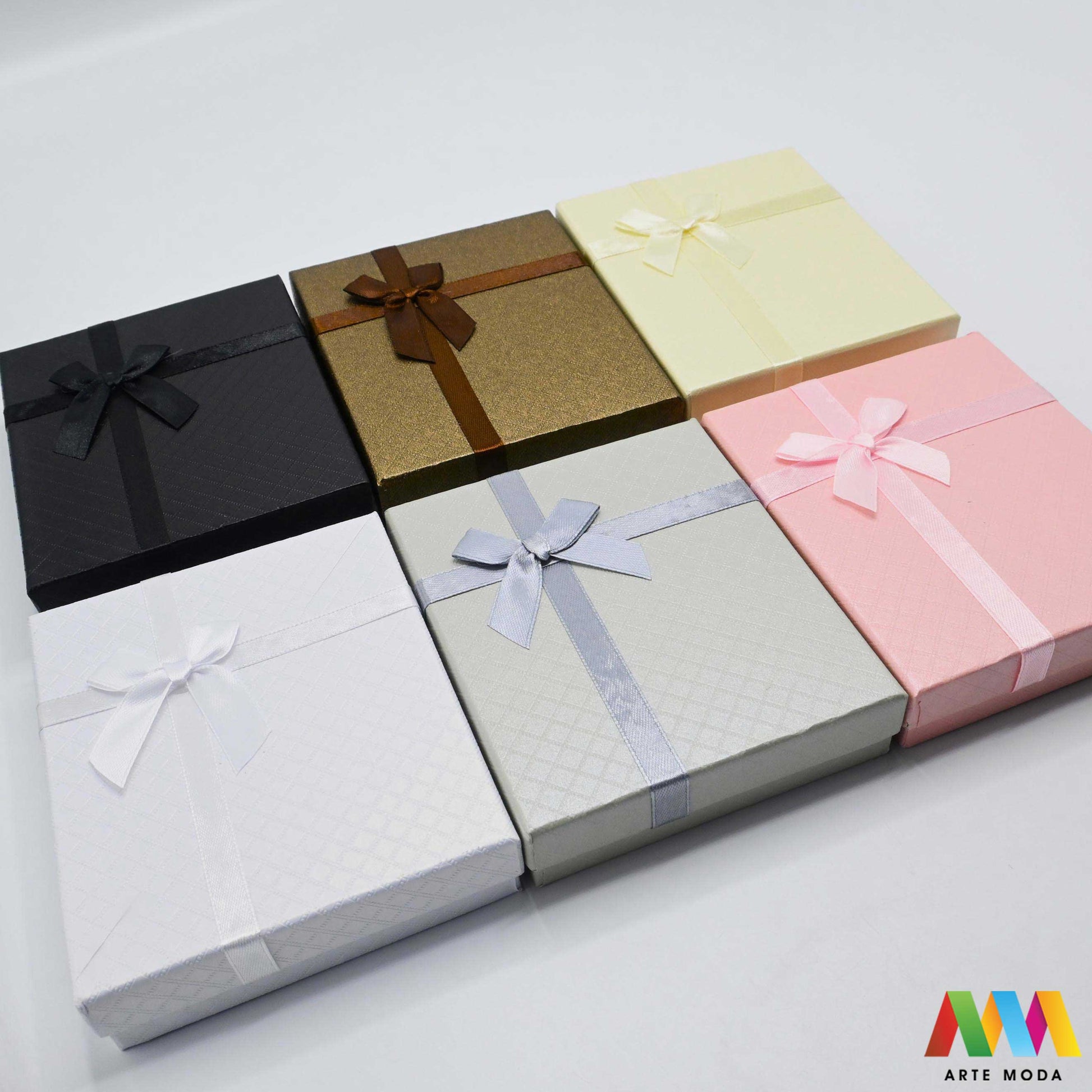 kutijice ukrasne kartonske kutije za nakit poklon ambalaža darivanje pakiranje poklopac prstenje ogrlice naušnice luksuzne elegantne ručni rad personalizirane dar Savršeno pakiranje ljepota vaših kreacija elegantnih i čvrstih kartonskih kutija izrađenih od kvalitetnog papira s mekanim umetkom od spužve prstenje ogrlice naušnice i narukvice nježnu zaštitu od ogrebotina dodaju dašak luksuza i profinjenosti vašem poklonu izloženom nakitu Dostupne u raznim veličinama bojama i dezenima arte moda repromaterijal