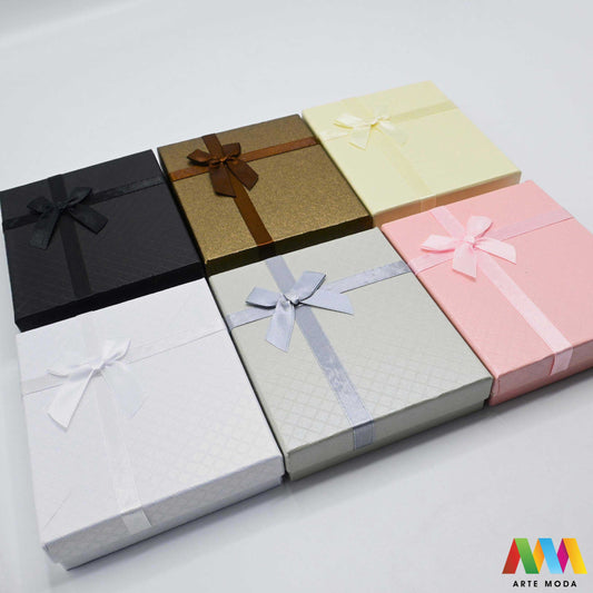 kutijice ukrasne kartonske kutije za nakit poklon ambalaža darivanje pakiranje poklopac prstenje ogrlice naušnice luksuzne elegantne ručni rad personalizirane dar Savršeno pakiranje ljepota vaših kreacija elegantnih i čvrstih kartonskih kutija izrađenih od kvalitetnog papira s mekanim umetkom od spužve prstenje ogrlice naušnice i narukvice nježnu zaštitu od ogrebotina dodaju dašak luksuza i profinjenosti vašem poklonu izloženom nakitu Dostupne u raznim veličinama bojama i dezenima arte moda repromaterijal