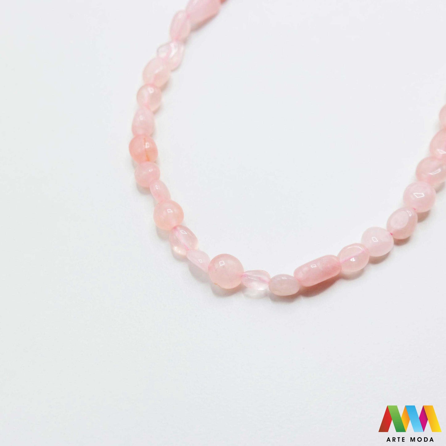 rozenkvarc rozen kvarc kamen dragulj poludrago kamenje repromaterijal poludragi ukrasni mineral kristal bezuvjetne ljubavi srce srca ružičasti ruzicasti Rozenkvarc je blijedo ružičasti kamen koji je dio obitelji kvarcnih kristala To je mineral koji se sastoji uglavnom od molekula silicijevog dioksida a poznat je po svojoj svijetlo ružičastoj boji po kojoj i nosi naziv te se još naziva kristalom bezuvjetne ljubavi i srca