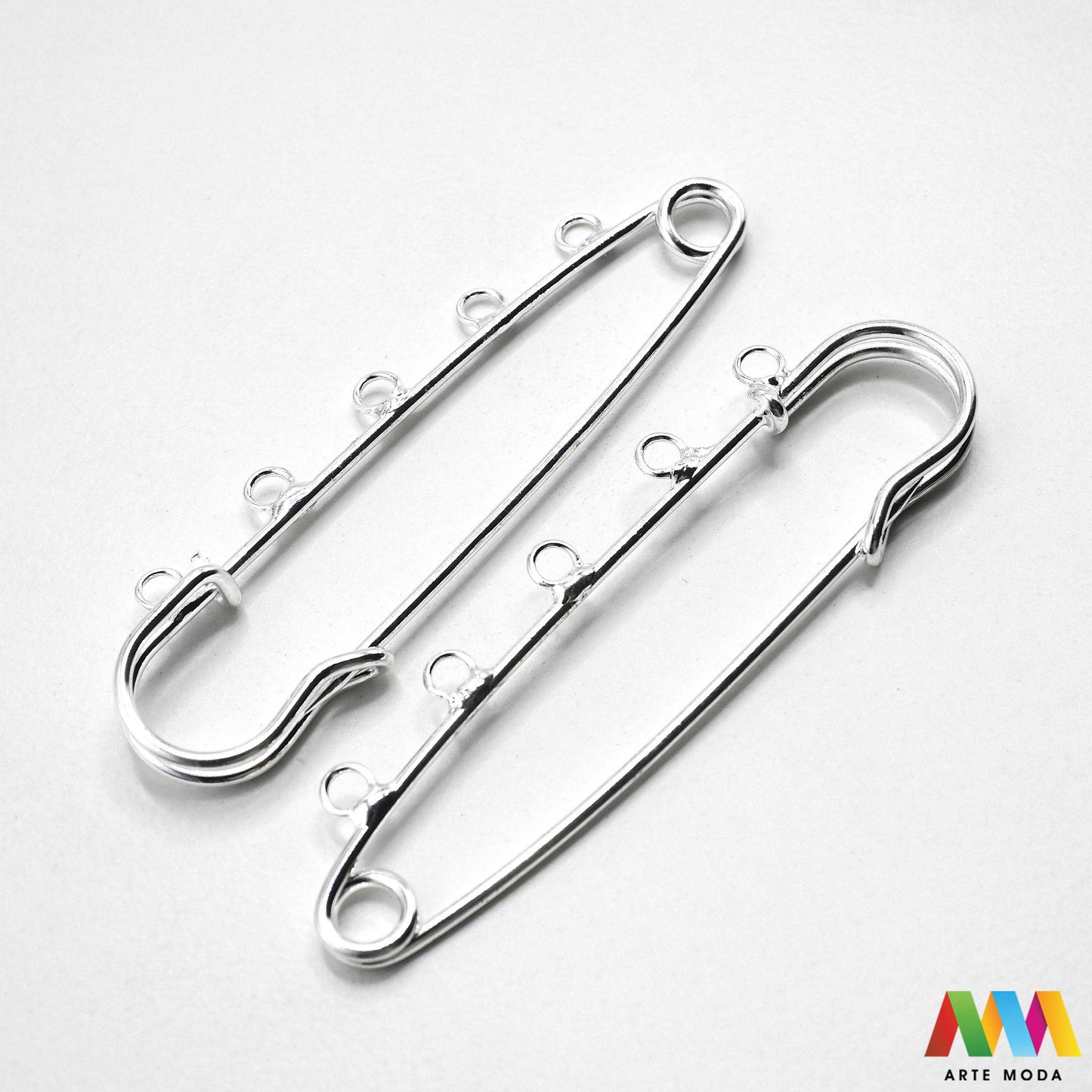 iglice za broš broševi nakit pribor izrada broševa DIY elementi metalne iglice sigurnosne baza šivanje ručni rad modni dodaci Otkrij našu široku paletu iglica za broševe i daj oduška svojoj kreativnosti! Bez obzira na to želiš li izraditi elegantni broš za posebnu prigodu ili zabavan broš za svaki dan kod nas ćeš pronaći savršenu iglicu Nudimo iglice različitih veličina materijala i završnica kako bi tvoji broševi bili zaista jedinstveni