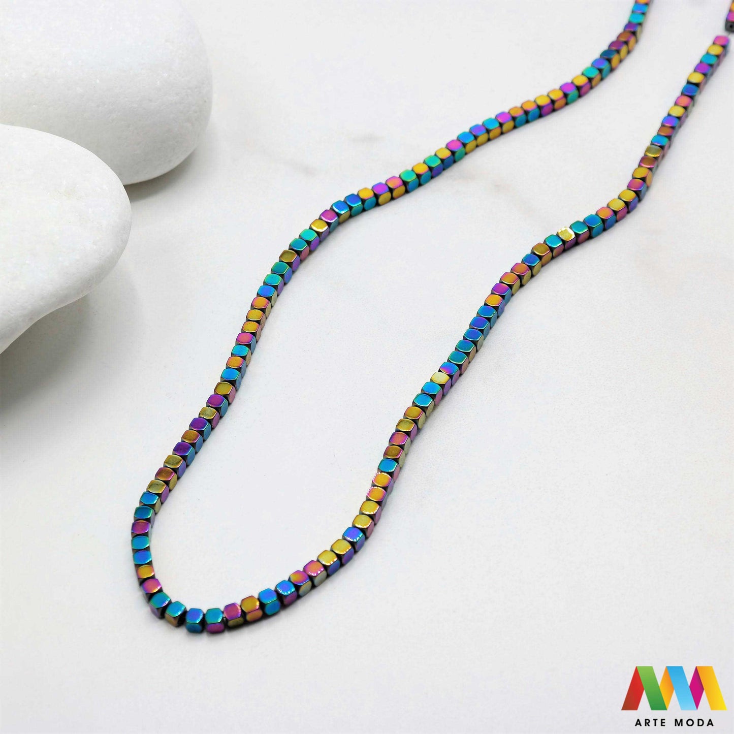 hematit krvavi kamen poludragi mineral metalni sjaj kvarc zrcalo kristal prirodni metalik meditacija zaštita repromaterijal Hematit (ili krvavi kamen) je prirodni mineral smeđe sive ili crne boje karakteriziran prisustvom hladnog metalnog sjaja Vjeruje se da pomaže u jačanju volje samopouzdanja i povezanosti s majkom zemljom Nakit izrađen od njega fascinira svojim tajanstvenim zrcalnim sjajem