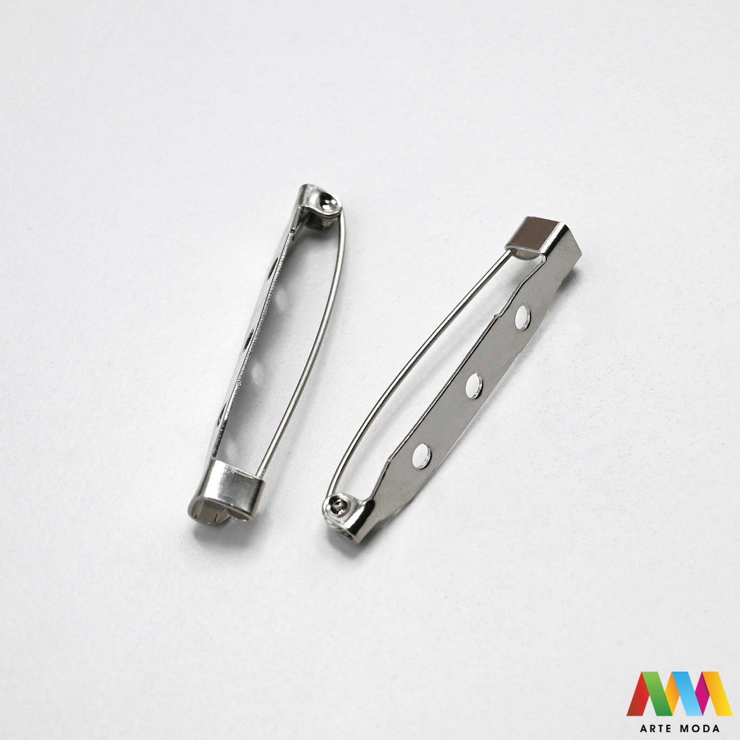 iglice, za, broš, broševi, nakit, pribor, izrada, broševa, DIY, elementi, metalne, iglice, sigurnosne, baza, šivanje, ručni, rad, modni, dodaci Otkrij našu široku paletu iglica za broševe i daj oduška svojoj kreativnosti! Bez obzira na to želiš li izraditi elegantni broš za posebnu prigodu ili zabavan broš za svaki dan, kod nas ćeš pronaći savršenu iglicu. Nudimo iglice različitih veličina, materijala i završnica, kako bi tvoji broševi bili zaista jedinstveni