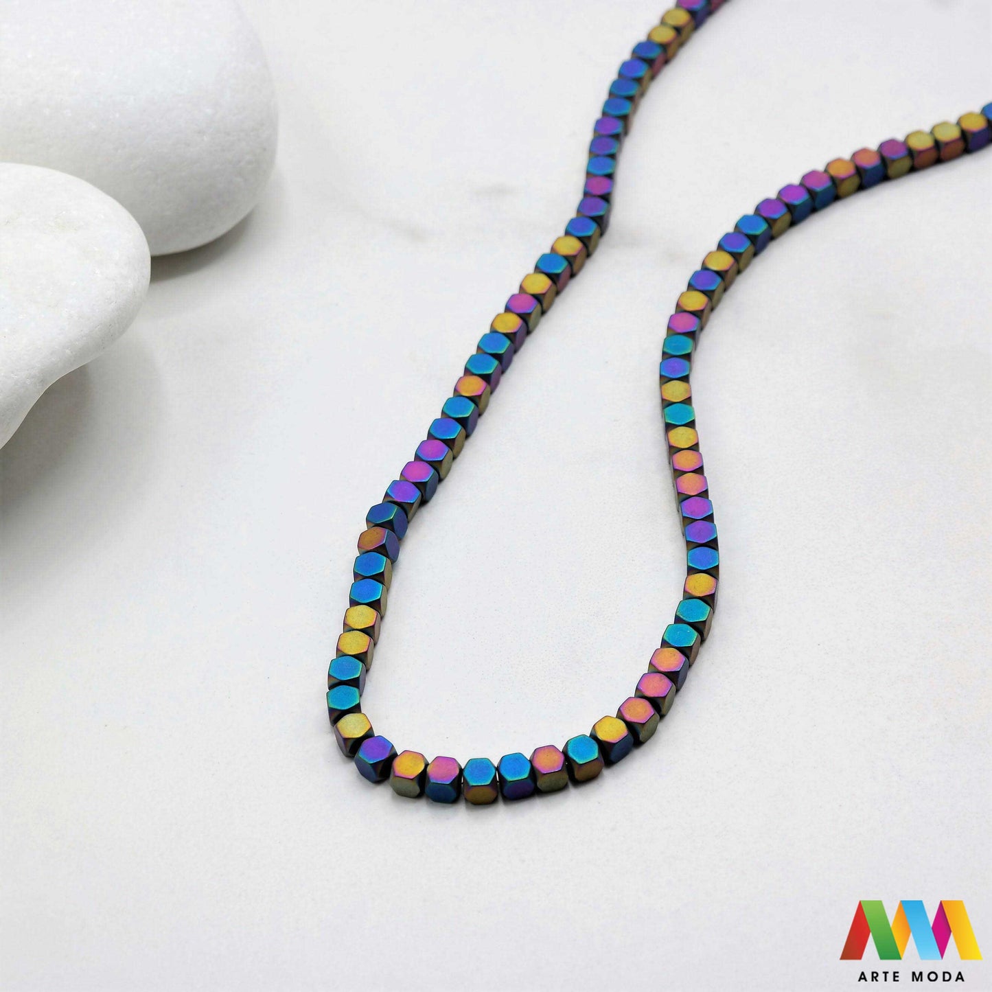 hematit krvavi kamen poludragi mineral metalni sjaj kvarc zrcalo kristal prirodni metalik meditacija zaštita repromaterijal Hematit (ili krvavi kamen) je prirodni mineral smeđe sive ili crne boje karakteriziran prisustvom hladnog metalnog sjaja Vjeruje se da pomaže u jačanju volje samopouzdanja i povezanosti s majkom zemljom Nakit izrađen od njega fascinira svojim tajanstvenim zrcalnim sjajem