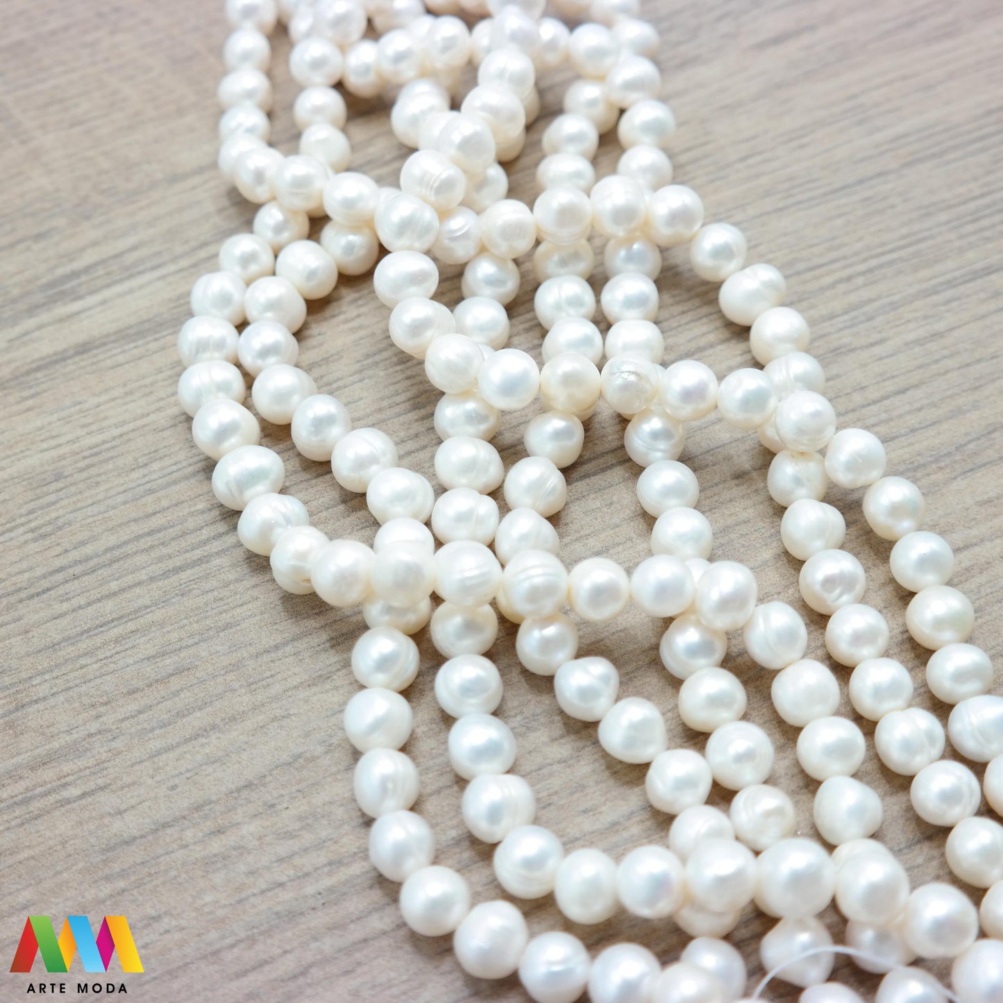 riječni biser zrno bisernica sedef školjka dragi kamen dragulj poludrago kamenje repromaterijal poludragi ukrasni mineral kristal Biser je zrnata tvorevina koja nastaje kod nekih mekušaca osobito kod školjaka bisernica Sastavljeni su od tankih koncentričnih slojeva sedefa i većinom su okruglasti Umjetno uzgojen biser pravi je dragulj mora kojega su stvorili zajednički napori prirode čovjeka i školjke - bisernice arte moda