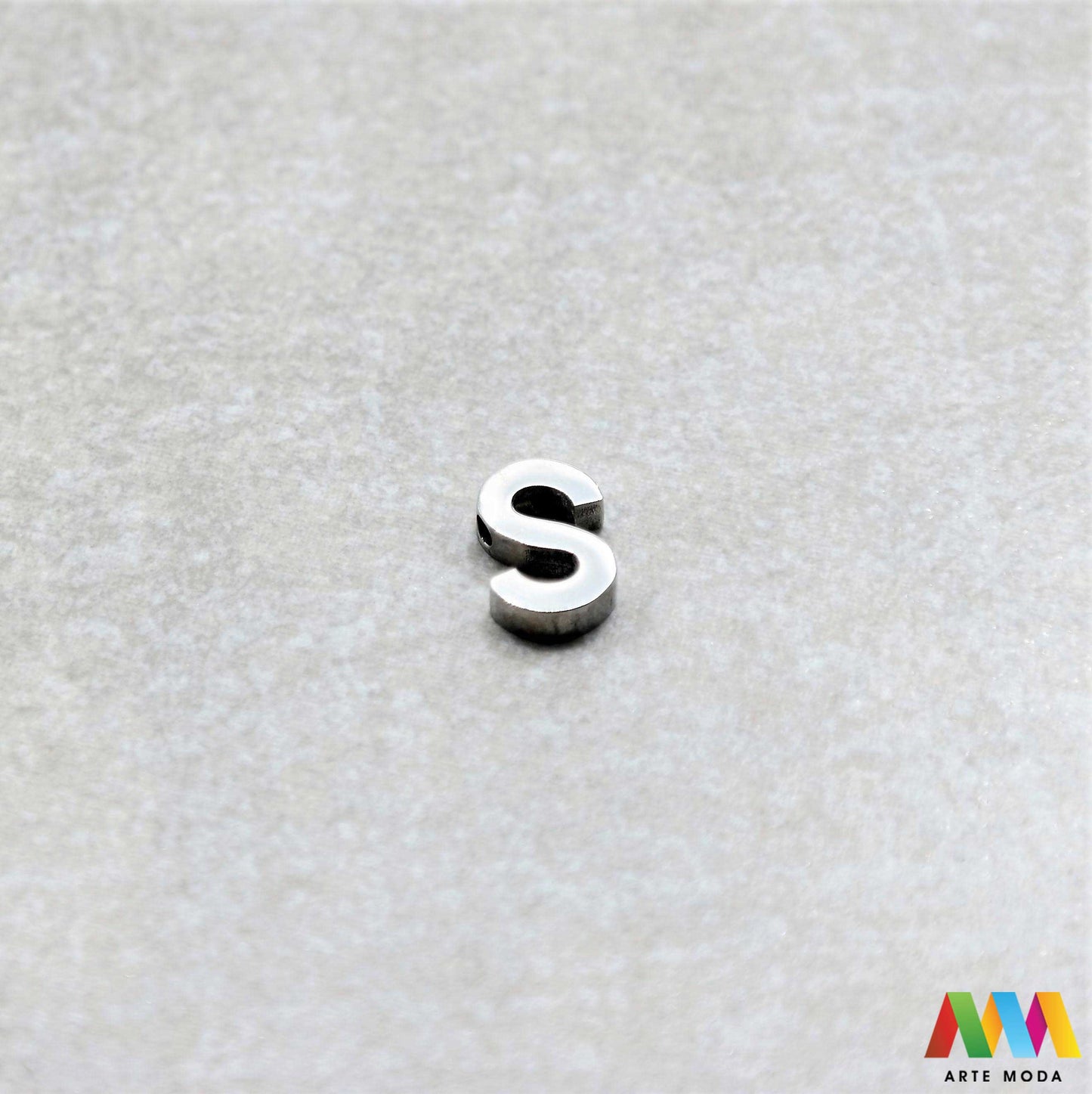 A slovo slova privjesak s jednom rupom privjesak od čelika privjesak čelik repromaterijal čelični ogrlice ogrlica narukvica narukvice nanožnica nehrđajući slova izrađena od nehrđajućeg čelika 316L koja služe za izradu nakita poput narukvica ili ogrlica najčešće se koriste za nizanje na sajlu, gumu, flaks i ostale materijale