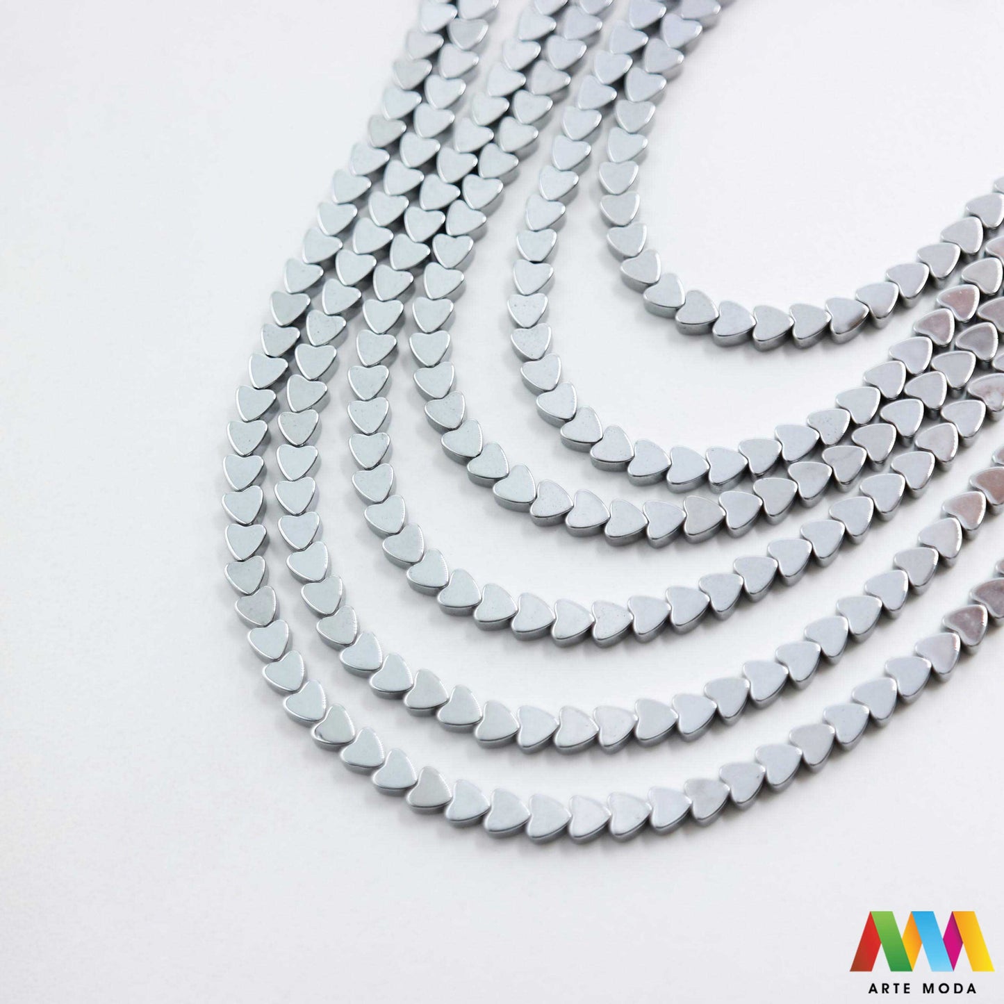 hematit krvavi kamen poludragi mineral metalni sjaj kvarc zrcalo kristal prirodni metalik meditacija zaštita repromaterijal Hematit (ili krvavi kamen) je prirodni mineral smeđe sive ili crne boje karakteriziran prisustvom hladnog metalnog sjaja Vjeruje se da pomaže u jačanju volje samopouzdanja i povezanosti s majkom zemljom Nakit izrađen od njega fascinira svojim tajanstvenim zrcalnim sjajem