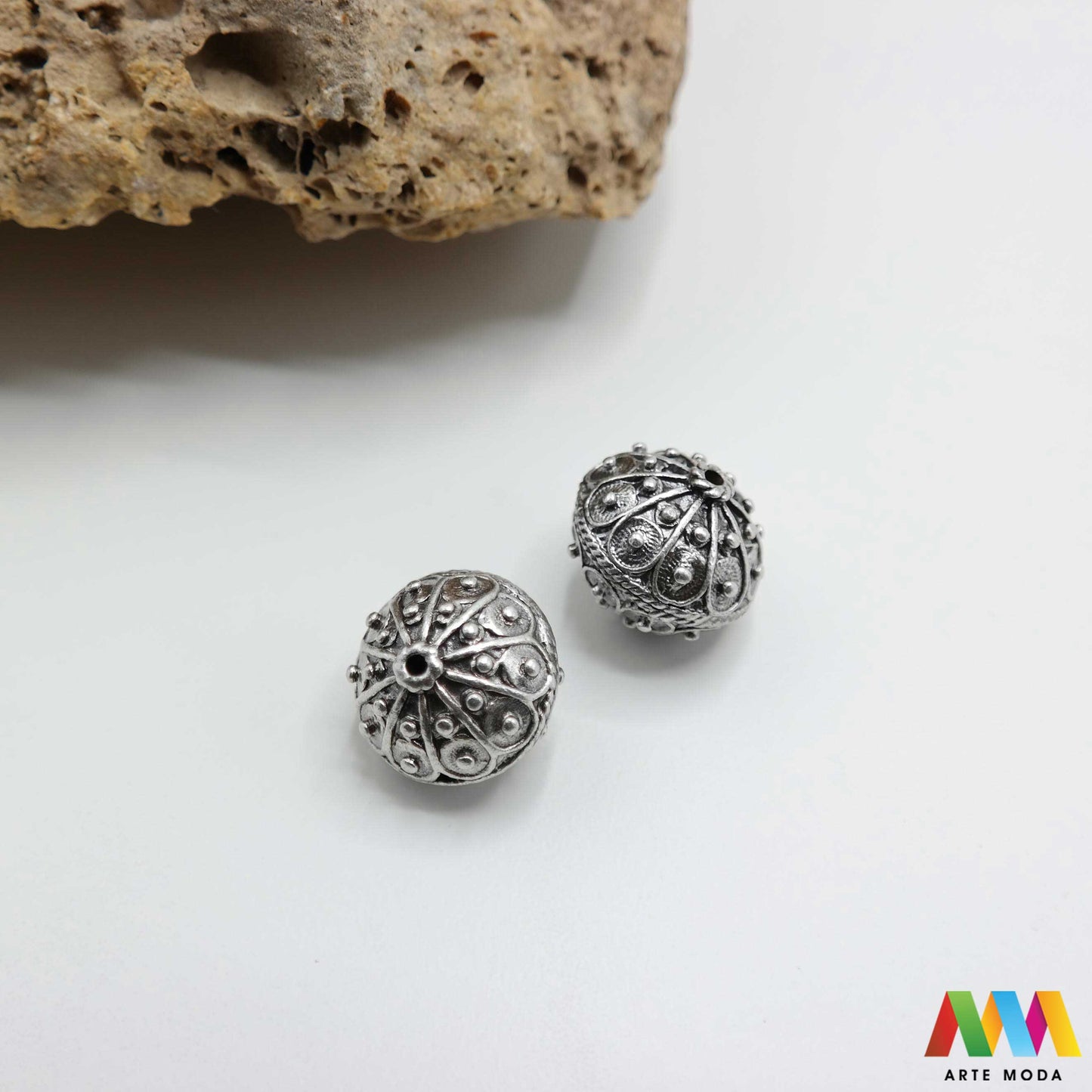 šibenik hrvatski dugme toka suvenir tradicionalni dalmacija tradicija filigran nakit baština hrvatska metal naušnice prstenje ogrlice privjesci tradicijski dalmatinski originalni Šibenski botun puce je najoriginalniji hrvatski suvenir i simbol dalmatinske baštine tradicionalni nakit izrađen je tehnikom filigrana fine obrade metala karakterističan prozračan i elegantan izgled Izradite naušnice prstenje ili privjeske i ponesite komadić povijesti i elegancije Bezvremenski klasik arte moda repromaterijal