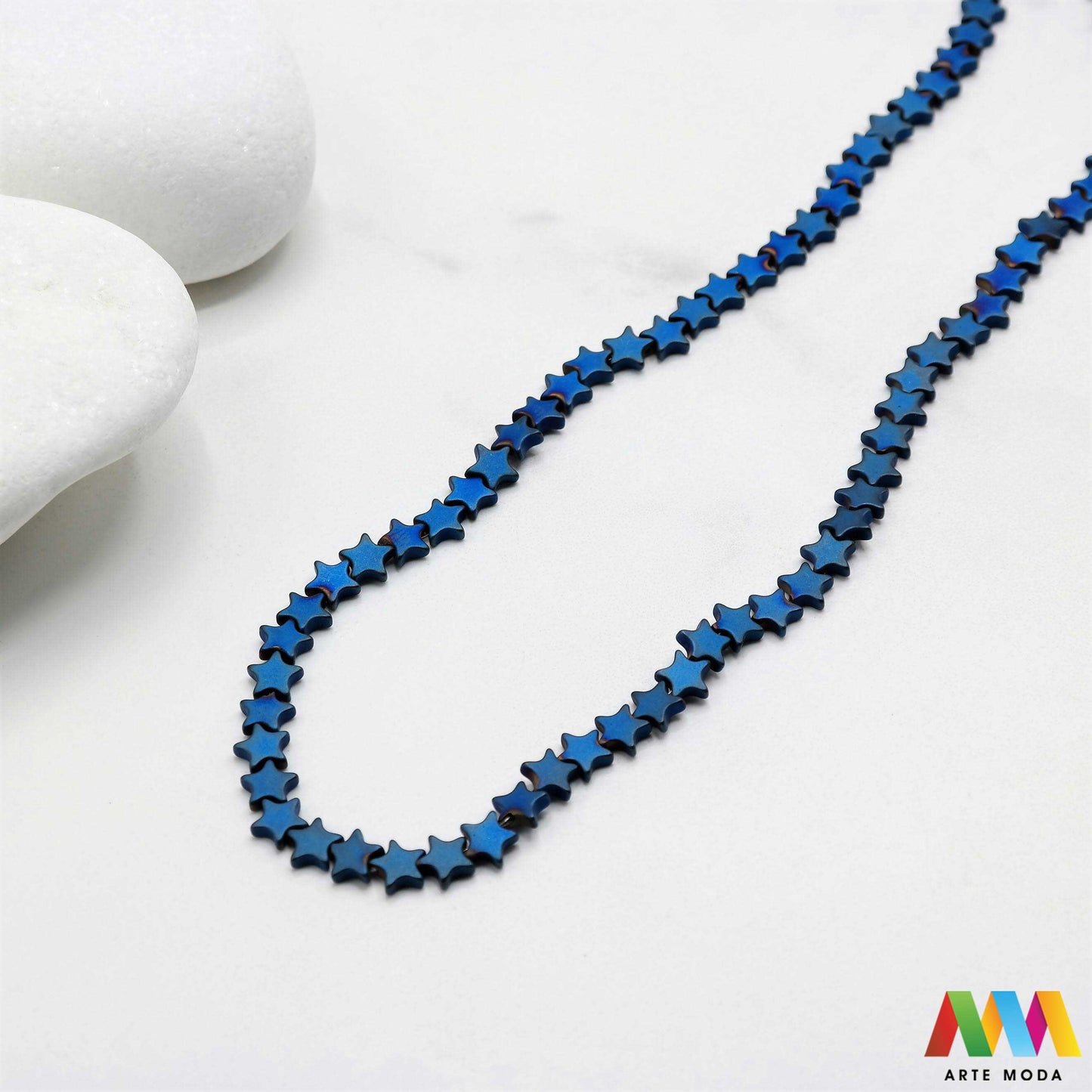 hematit krvavi kamen poludragi mineral metalni sjaj kvarc zrcalo kristal prirodni metalik meditacija zaštita repromaterijal Hematit (ili krvavi kamen) je prirodni mineral smeđe sive ili crne boje karakteriziran prisustvom hladnog metalnog sjaja Vjeruje se da pomaže u jačanju volje samopouzdanja i povezanosti s majkom zemljom Nakit izrađen od njega fascinira svojim tajanstvenim zrcalnim sjajem