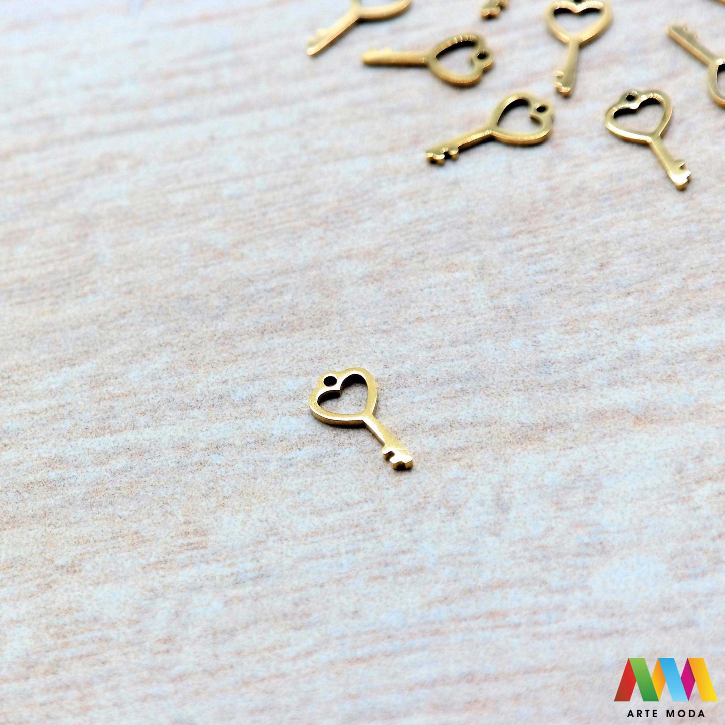 ključ srce privjesak s jednom rupom jedna rupa privjesak od čelika repromaterijal čelični ogrlice ogrlica narukvica narukvice nanožnica nehrđajući Privjesci izrađeni od nehrđajućeg čelika 316L koji služe za izradu nakita poput narukvica ili ogrlica najčešće se koriste za nizanje ili uz pomoć alkice se stavljaju na sajlu gumu flaks i ostale materijale