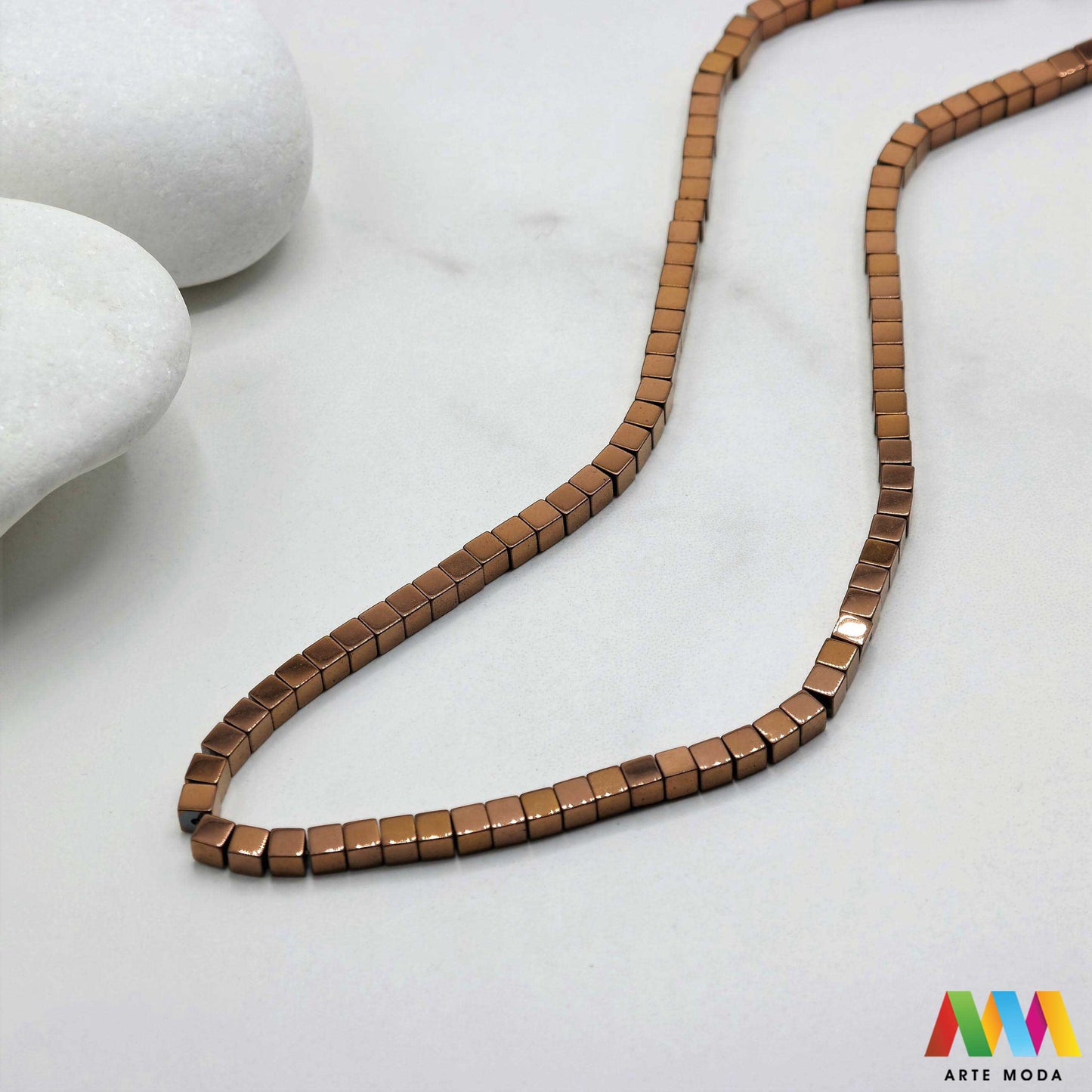 hematit krvavi kamen poludragi mineral metalni sjaj kvarc zrcalo kristal prirodni metalik meditacija zaštita repromaterijal Hematit (ili krvavi kamen) je prirodni mineral smeđe sive ili crne boje karakteriziran prisustvom hladnog metalnog sjaja Vjeruje se da pomaže u jačanju volje samopouzdanja i povezanosti s majkom zemljom Nakit izrađen od njega fascinira svojim tajanstvenim zrcalnim sjajem