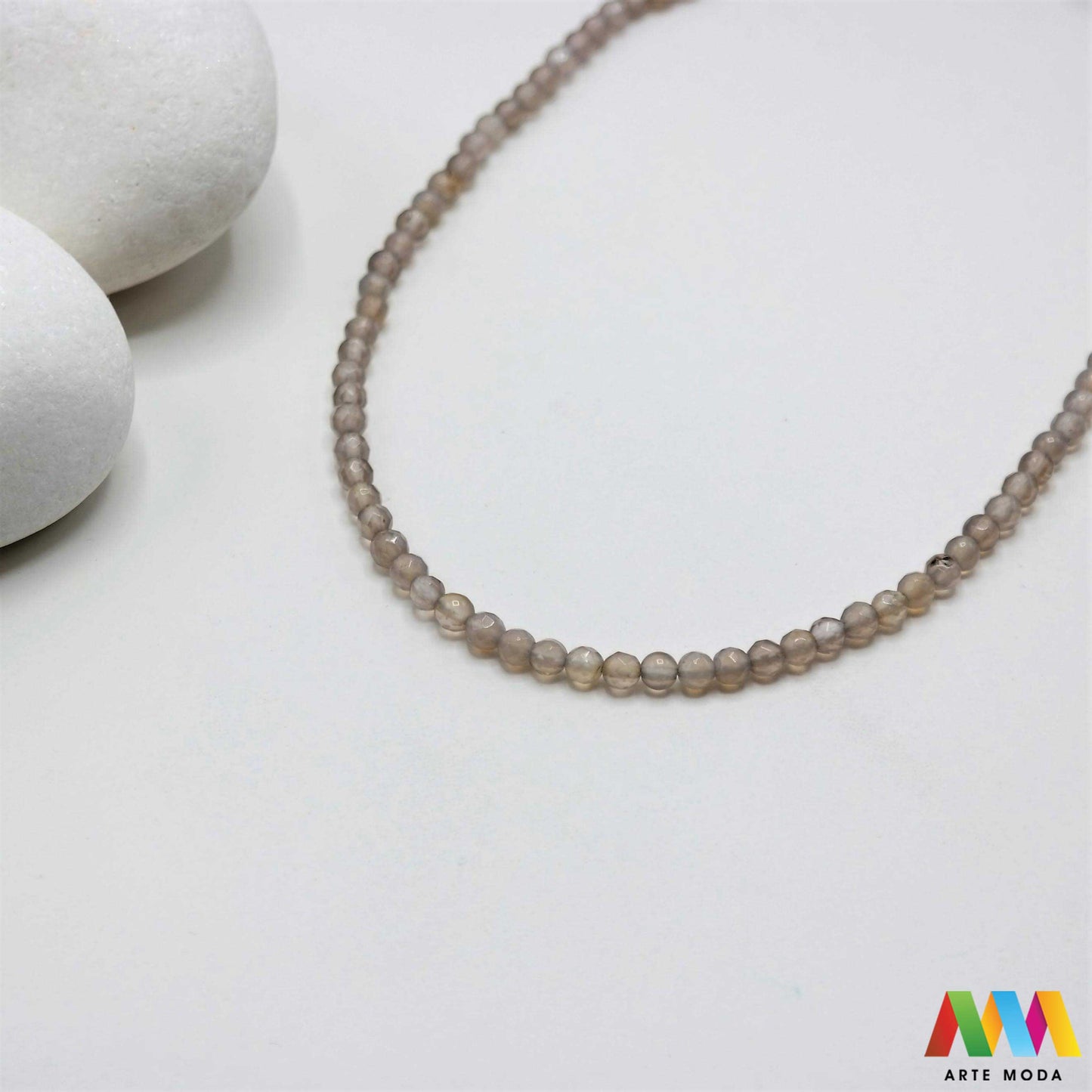 poludragi kamen ahat kristal kalcedon polu dragi poludrago kamenje dragulj mineral kvarc Ahat je jedan od najrasprostranjenijih kristala na planeti Ahat spada u grupu kalcedona izrazito je dekorativan te se od njega izrađuje lijepi nakit i ukrasni predmeti U Hrvatskoj je poznati Lepoglavski Ahat s brda Gaveznica