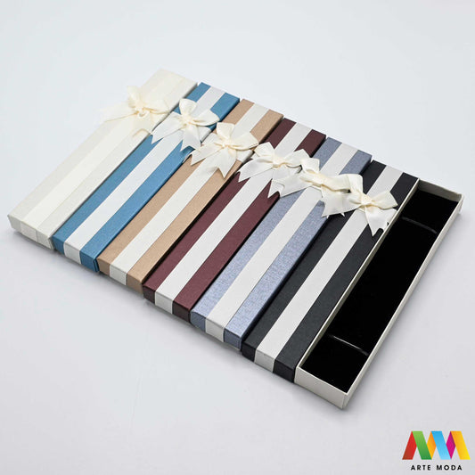 kutijice ukrasne kartonske kutije za nakit poklon ambalaža darivanje pakiranje poklopac prstenje ogrlice naušnice luksuzne elegantne ručni rad personalizirane dar Savršeno pakiranje ljepota vaših kreacija elegantnih i čvrstih kartonskih kutija izrađenih od kvalitetnog papira s mekanim umetkom od spužve prstenje ogrlice naušnice i narukvice nježnu zaštitu od ogrebotina dodaju dašak luksuza i profinjenosti vašem poklonu izloženom nakitu Dostupne u raznim veličinama bojama i dezenima arte moda repromaterijal