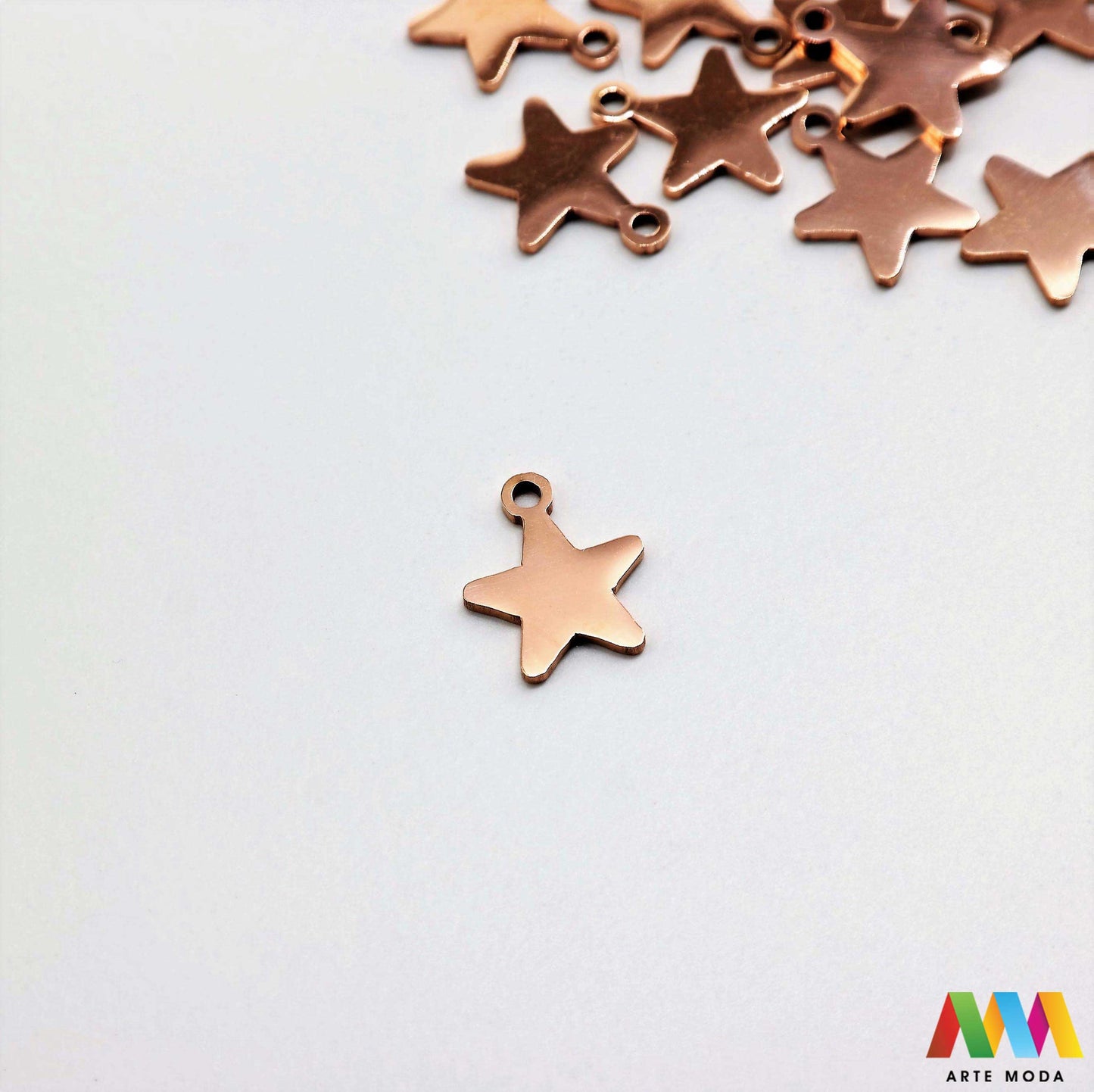 zvijezda privjesak s jednom rupom jedna rupa privjesak od čelika repromaterijal čelični ogrlice ogrlica narukvica narukvice nanožnica nehrđajući Privjesci izrađeni od nehrđajućeg čelika 316L koji služe za izradu nakita poput narukvica ili ogrlica najčešće se koriste za nizanje ili uz pomoć alkice se stavljaju na sajlu gumu flaks i ostale materijale