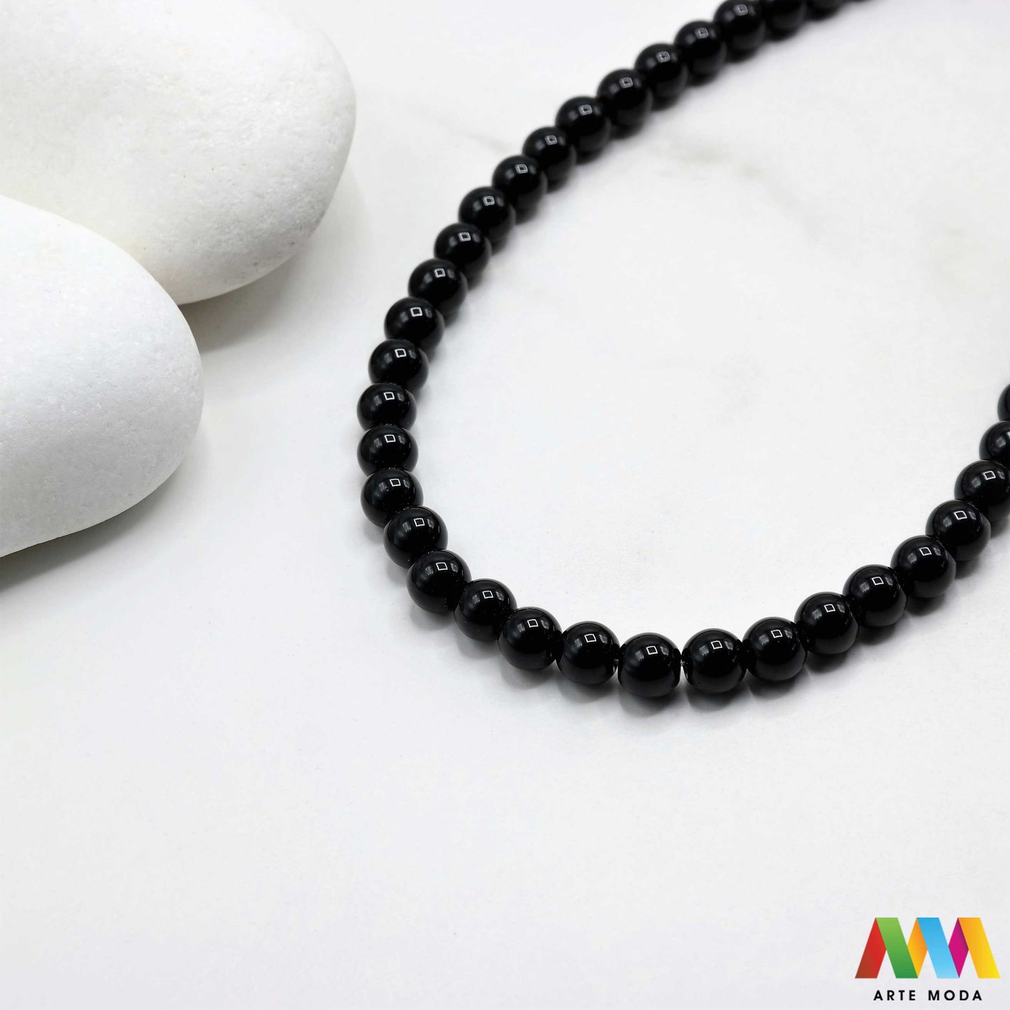 oniks onyx kristal kvarc kalcedon poludrago kamenje repromaterijal poludragi ukrasni kamen mineral crne perle crni muški nakit zaštite uzemljenje snaga izrada DIY mat sjajni narukvice ogrlice Otkrijte moć Oniksa Ovaj crni poludragi kamen simbolizira snagu zaštitu i uzemljenje Njegova duboka boja i elegantan finiš (mat/sjajni) savršeni su za sofisticirani muški i unisex nakit Birajte mat ili sjajne perle od Oniksa i unesite dozu klasične elegancije u svoj uradi sam nakit arte moda repromaterijal