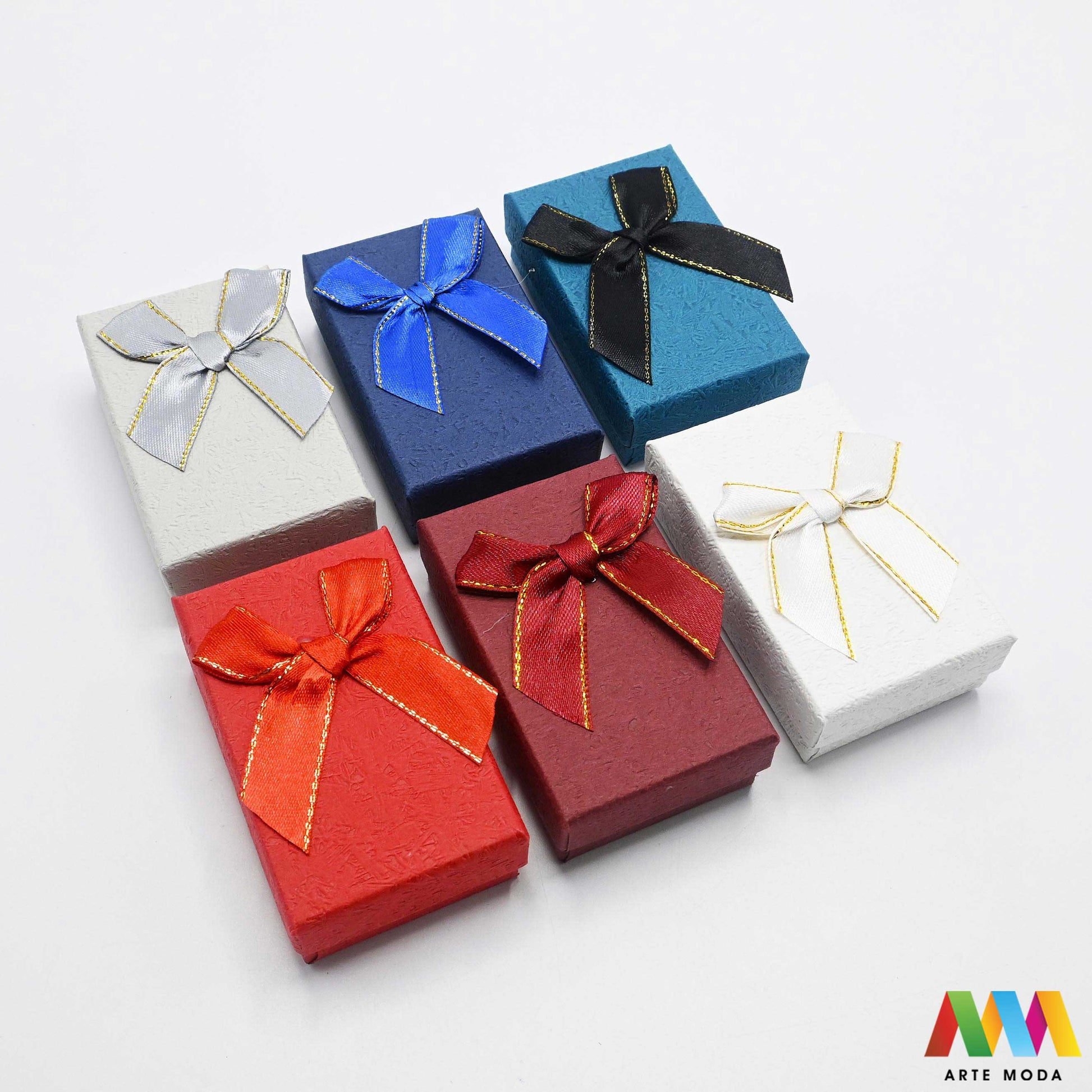 kutijice ukrasne kartonske kutije za nakit poklon ambalaža darivanje pakiranje poklopac prstenje ogrlice naušnice luksuzne elegantne ručni rad personalizirane dar Savršeno pakiranje ljepota vaših kreacija elegantnih i čvrstih kartonskih kutija izrađenih od kvalitetnog papira s mekanim umetkom od spužve prstenje ogrlice naušnice i narukvice nježnu zaštitu od ogrebotina dodaju dašak luksuza i profinjenosti vašem poklonu izloženom nakitu Dostupne u raznim veličinama bojama i dezenima arte moda repromaterijal