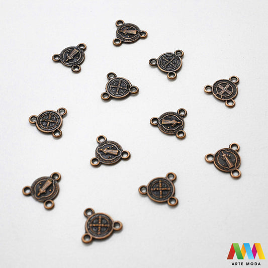 metalni razdjelnik konektor izrada krunice krunica metalni dijelovi krunicu repromaterijal sakralni nakit vjerski križić spojnica krunica perle pribor diy Sv Benedikt Neizostavan element za svaku krunicu Ovi kvalitetni metalni razdjelnici poznati i kao konektori služe za spajanje dijelova krunice i naglašavaju njezinu središnju točku Izrađeni od izdržljivog metala naši razdjelnici su savršen izbor za izradu vlastitih krunica bilo da koristite perle staklo ili kamenje arte moda repromaterijal