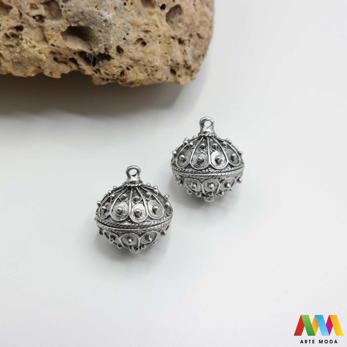 šibenik hrvatski dugme toka suvenir tradicionalni dalmacija tradicija filigran nakit baština hrvatska metal naušnice prstenje ogrlice privjesci tradicijski dalmatinski originalni Šibenski botun puce je najoriginalniji hrvatski suvenir i simbol dalmatinske baštine tradicionalni nakit izrađen je tehnikom filigrana fine obrade metala karakterističan prozračan i elegantan izgled Izradite naušnice prstenje ili privjeske i ponesite komadić povijesti i elegancije Bezvremenski klasik arte moda repromaterijal