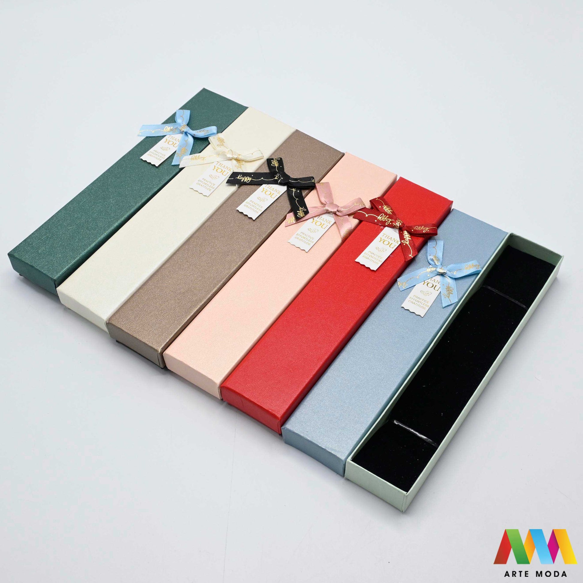 kutijice ukrasne kartonske kutije za nakit poklon ambalaža darivanje pakiranje poklopac prstenje ogrlice naušnice luksuzne elegantne ručni rad personalizirane dar Savršeno pakiranje ljepota vaših kreacija elegantnih i čvrstih kartonskih kutija izrađenih od kvalitetnog papira s mekanim umetkom od spužve prstenje ogrlice naušnice i narukvice nježnu zaštitu od ogrebotina dodaju dašak luksuza i profinjenosti vašem poklonu izloženom nakitu Dostupne u raznim veličinama bojama i dezenima arte moda repromaterijal