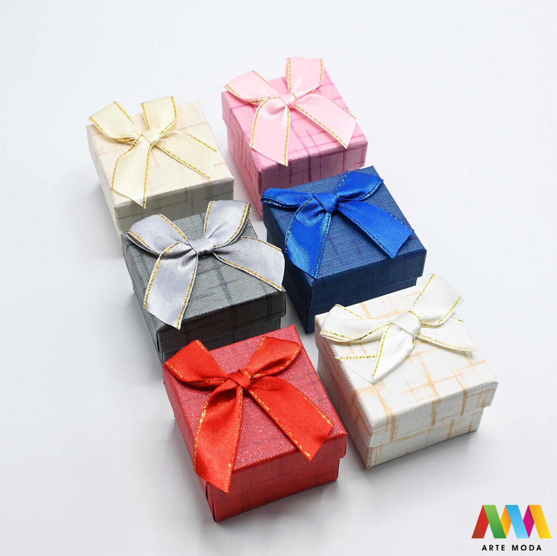 kutijice ukrasne kartonske kutije za nakit poklon ambalaža darivanje pakiranje poklopac prstenje ogrlice naušnice luksuzne elegantne ručni rad personalizirane dar Savršeno pakiranje ljepota vaših kreacija elegantnih i čvrstih kartonskih kutija izrađenih od kvalitetnog papira s mekanim umetkom od spužve prstenje ogrlice naušnice i narukvice nježnu zaštitu od ogrebotina dodaju dašak luksuza i profinjenosti vašem poklonu izloženom nakitu Dostupne u raznim veličinama bojama i dezenima arte moda repromaterijal