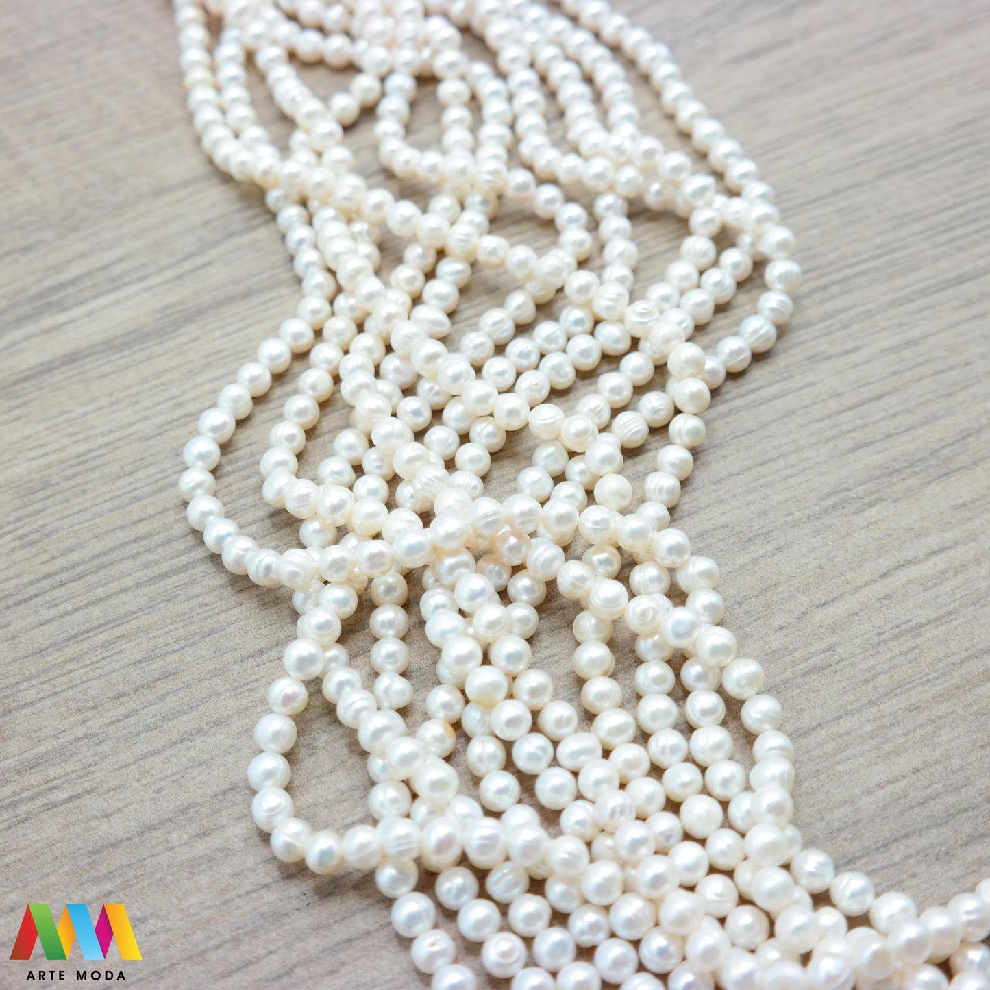 riječni biser zrno bisernica sedef školjka dragi kamen dragulj poludrago kamenje repromaterijal poludragi ukrasni mineral kristal Biser je zrnata tvorevina koja nastaje kod nekih mekušaca osobito kod školjaka bisernica Sastavljeni su od tankih koncentričnih slojeva sedefa i većinom su okruglasti Umjetno uzgojen biser pravi je dragulj mora kojega su stvorili zajednički napori prirode čovjeka i školjke - bisernice arte moda