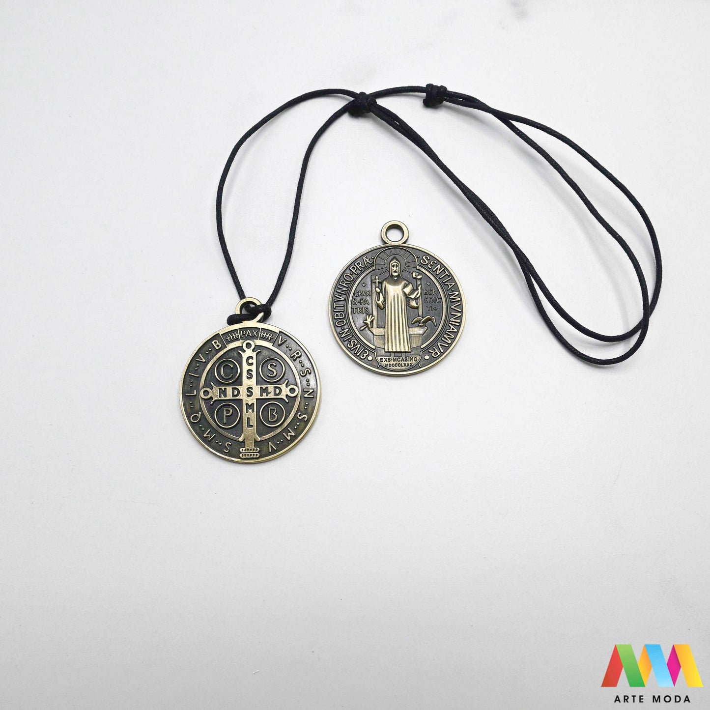 Sveti Benedikt medalja križ Svetog Benedikta zaštita duhovni nakit vjerski privjesci sakralni kršćanski Benediktinska zaštitu simbol vjere katolički privjesak ogrlica blagoslovljena zaštitni znak marko perkovic thompson tomson Otkrijte snagu i zaštitu moćne medalje Svetog Benedikta Ova posebna kategorija donosi vam pažljivo odabrane privjeske i medalje Svetog Benedikta simbole duboke vjere mira i zaštite od zla Nosite ih kao podsjetnik na snagu duha i neprobojnu obranu od negativnosti arte moda