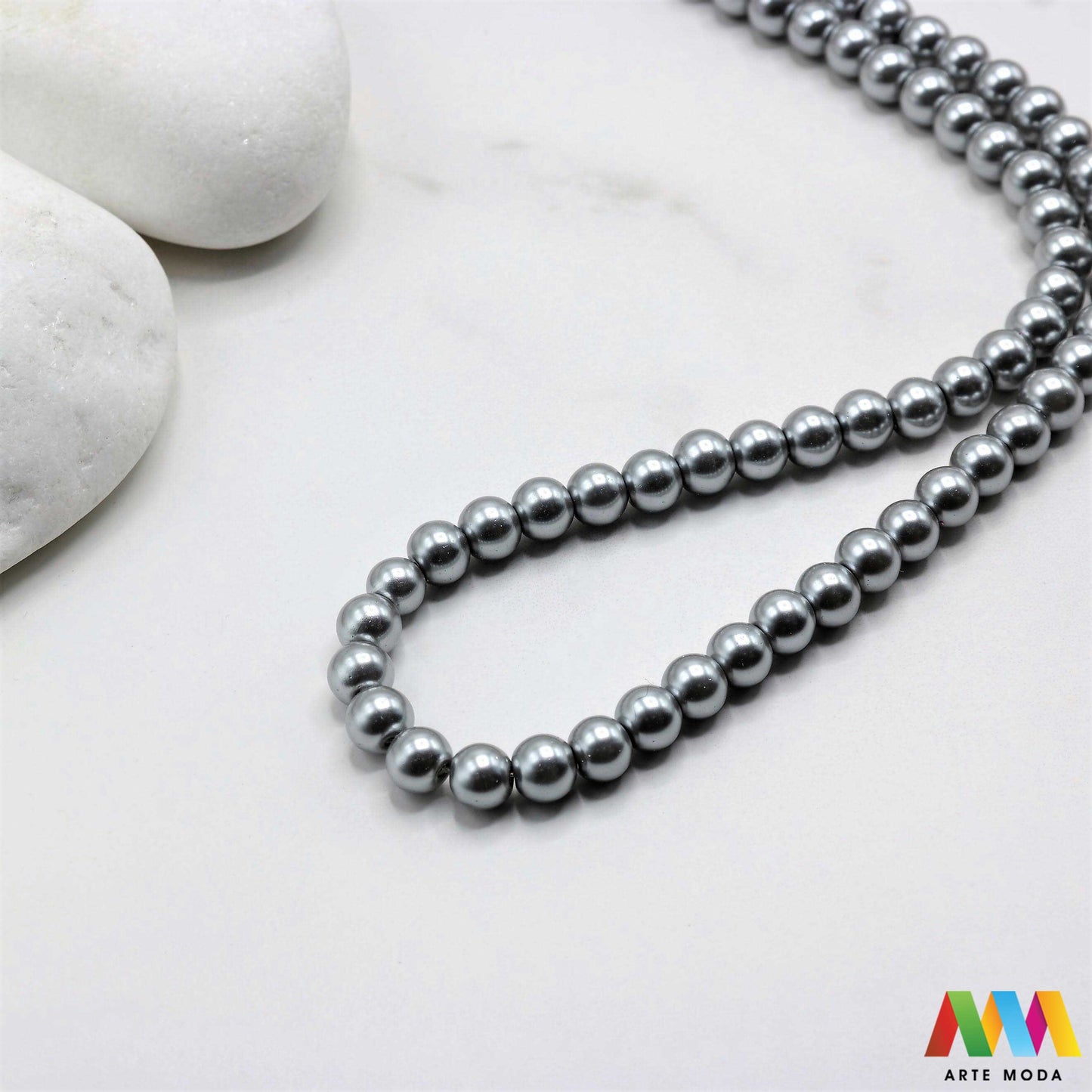 stakleni biseri niz staklo biser perle biserne zrna zrno perla staklene imitacija bisera sedefaste vjenčani nakit klasični DIY ogrlice bijeli u boji bisernim sjajem izrada nakita umjetni Za klasičnu eleganciju birajte staklene bisere imitacija bisera ima visok sedefasti sjaj i savršeno je glatka Idealni su za izradu vjenčanog nakita bezvremenskih ogrlica i narukvica raznim veličinama i bojama ovi biseri unose dašak luksuza u svaki uradi sam projekt Počnite nizati svoju eleganciju arte moda repromaterijal