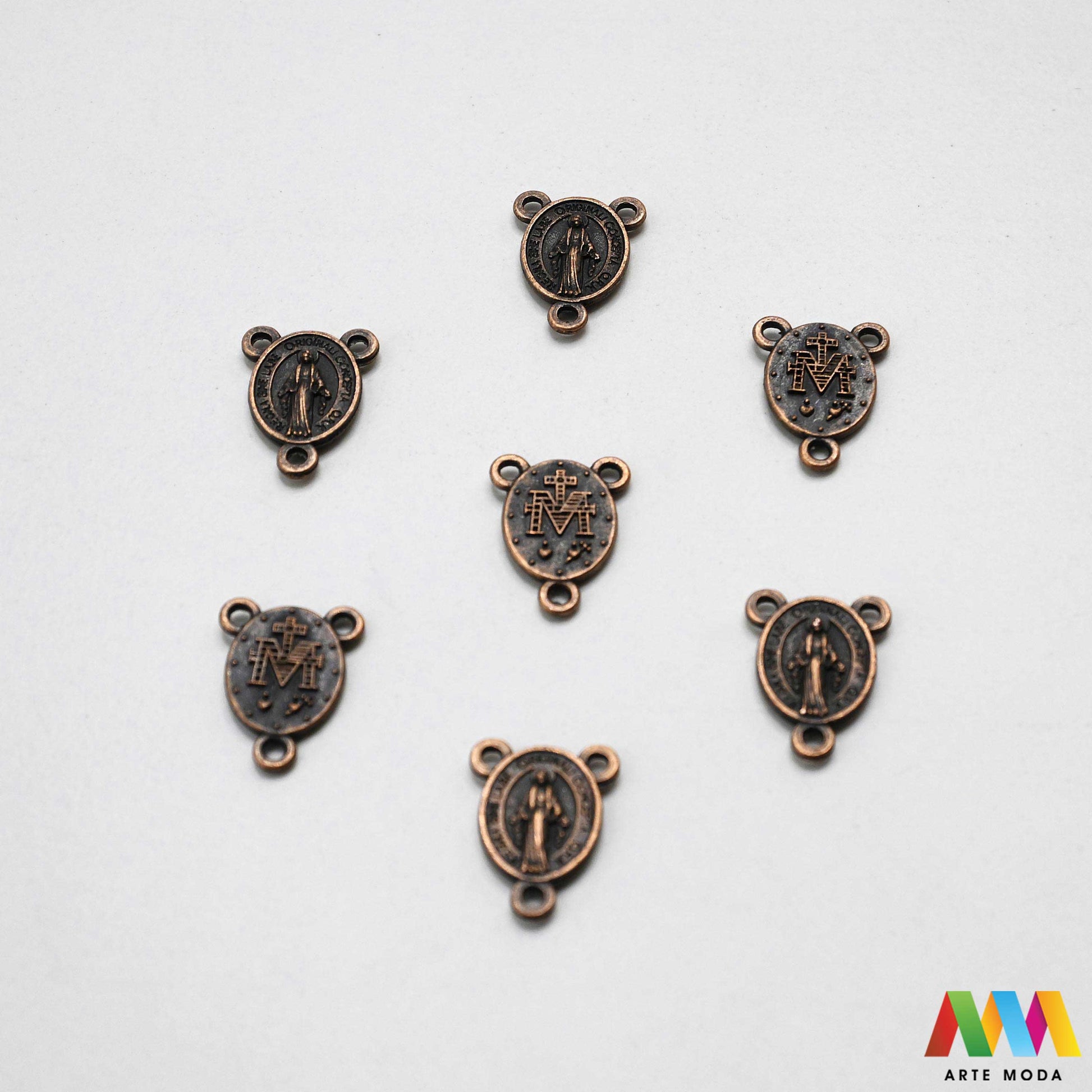 metalni razdjelnik konektor izrada krunice krunica metalni dijelovi krunicu repromaterijal sakralni nakit vjerski križić spojnica krunica perle pribor diy Čudotvorna Medaljica Neizostavan element za svaku krunicu Ovi kvalitetni metalni razdjelnici poznati i kao konektori služe za spajanje dijelova krunice i naglašavaju njezinu središnju točku Izrađeni od izdržljivog metala naši razdjelnici su savršen izbor za izradu vlastitih krunica bilo da koristite perle staklo ili kamenje arte moda repromaterijal