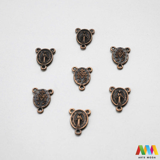 metalni razdjelnik konektor izrada krunice krunica metalni dijelovi krunicu repromaterijal sakralni nakit vjerski križić spojnica krunica perle pribor diy Čudotvorna Medaljica Neizostavan element za svaku krunicu Ovi kvalitetni metalni razdjelnici poznati i kao konektori služe za spajanje dijelova krunice i naglašavaju njezinu središnju točku Izrađeni od izdržljivog metala naši razdjelnici su savršen izbor za izradu vlastitih krunica bilo da koristite perle staklo ili kamenje arte moda repromaterijal