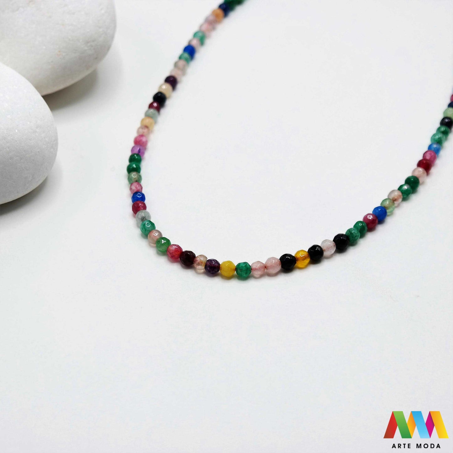 poludragi kamen ahat kristal kalcedon polu dragi poludrago kamenje dragulj mineral kvarc Ahat je jedan od najrasprostranjenijih kristala na planeti Ahat spada u grupu kalcedona izrazito je dekorativan te se od njega izrađuje lijepi nakit i ukrasni predmeti U Hrvatskoj je poznati Lepoglavski Ahat s brda Gaveznica