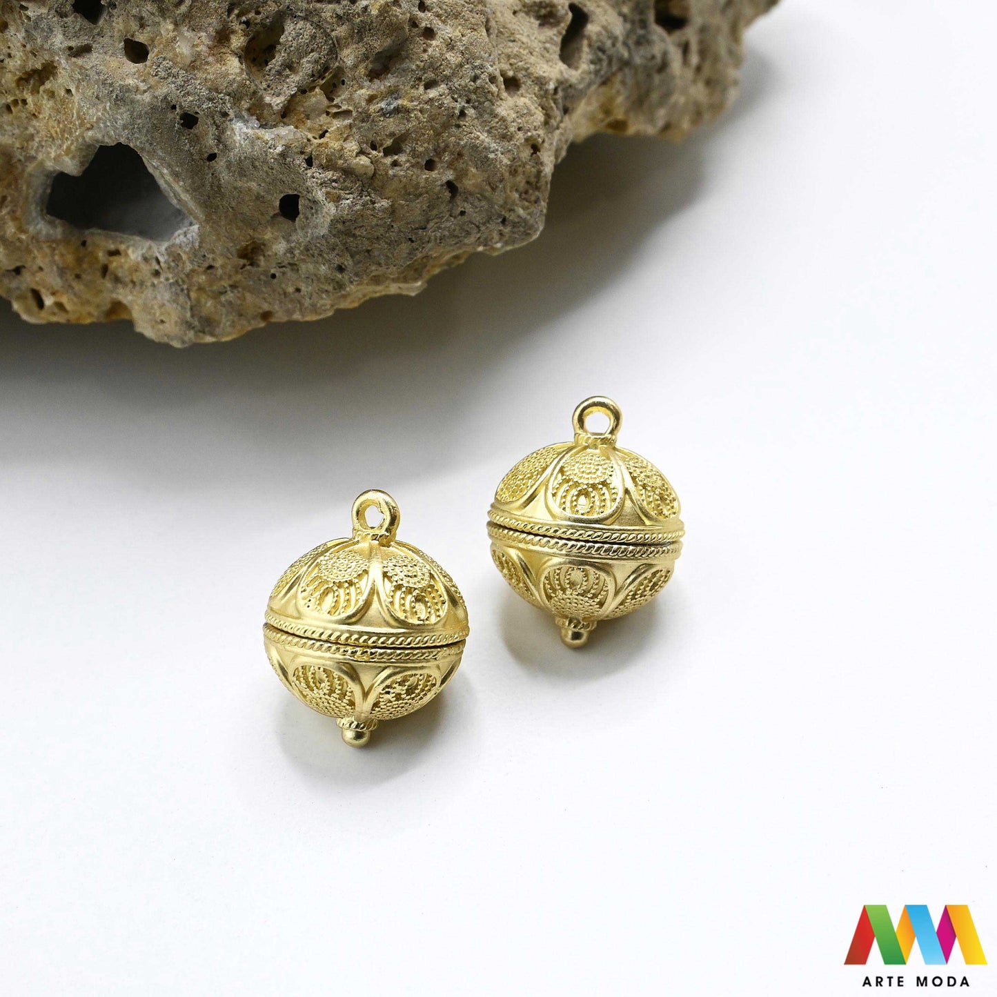 šibenik hrvatski dugme toka suvenir tradicionalni dalmacija tradicija filigran nakit baština hrvatska metal naušnice prstenje ogrlice privjesci tradicijski dalmatinski originalni Šibenski botun puce je najoriginalniji hrvatski suvenir i simbol dalmatinske baštine tradicionalni nakit izrađen je tehnikom filigrana fine obrade metala karakterističan prozračan i elegantan izgled Izradite naušnice prstenje ili privjeske i ponesite komadić povijesti i elegancije Bezvremenski klasik arte moda repromaterijal