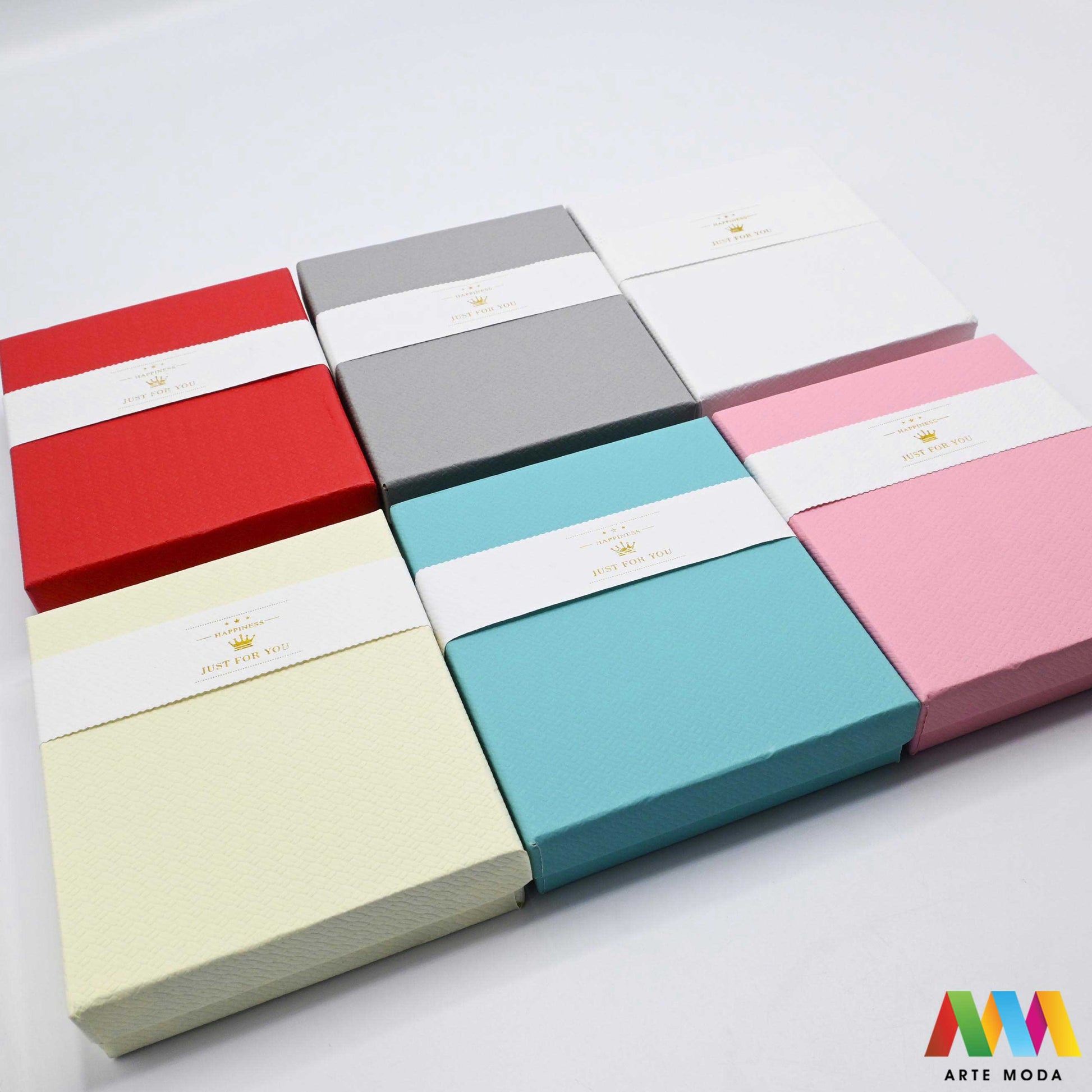 kutijice ukrasne kartonske kutije za nakit poklon ambalaža darivanje pakiranje poklopac prstenje ogrlice naušnice luksuzne elegantne ručni rad personalizirane dar Savršeno pakiranje ljepota vaših kreacija elegantnih i čvrstih kartonskih kutija izrađenih od kvalitetnog papira s mekanim umetkom od spužve prstenje ogrlice naušnice i narukvice nježnu zaštitu od ogrebotina dodaju dašak luksuza i profinjenosti vašem poklonu izloženom nakitu Dostupne u raznim veličinama bojama i dezenima arte moda repromaterijal