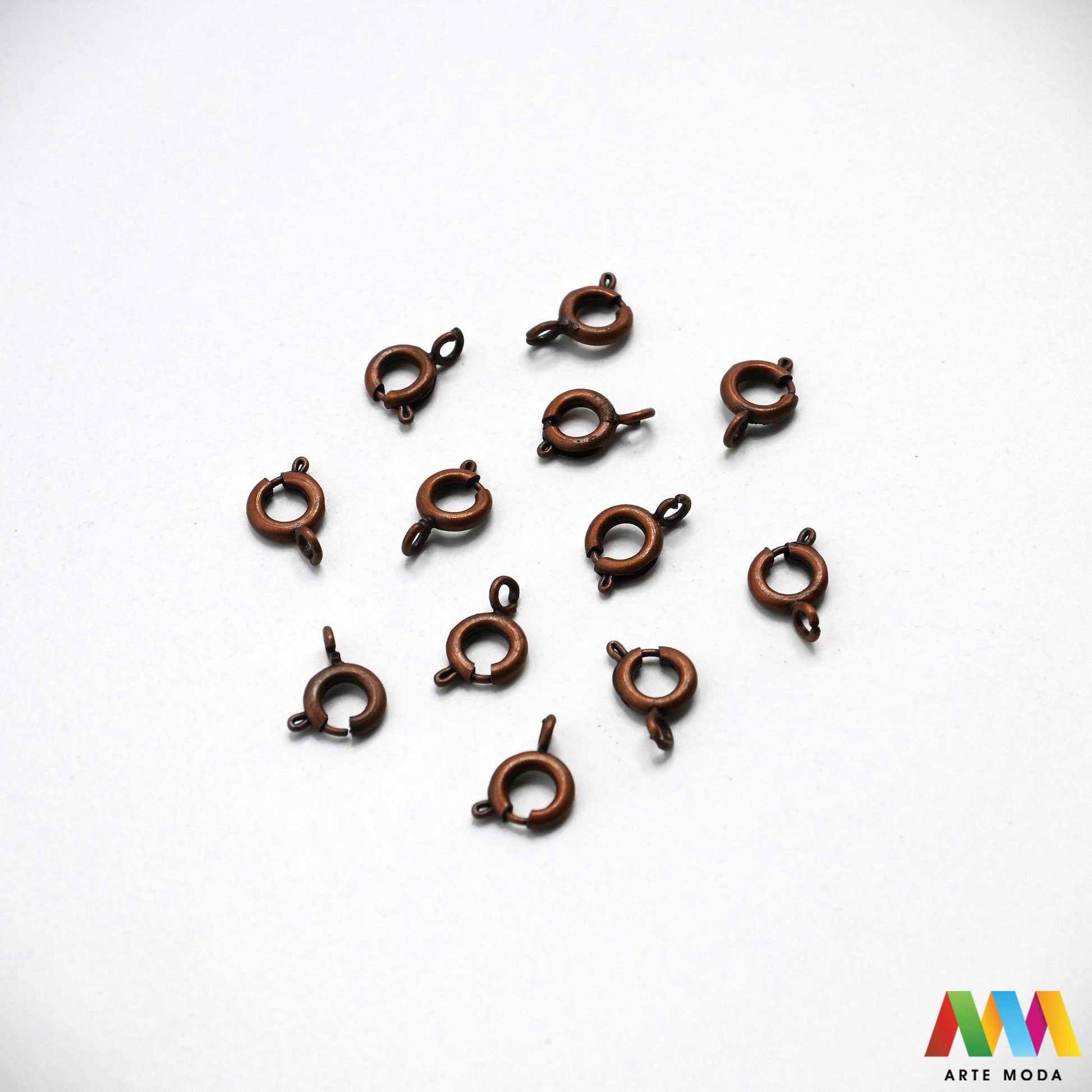 kopče metalne karabiner togl magnet kukice narukvice ogrlice zatvarači nakit DIY metalni pribor spajanje nakita srebrne zlatne karabin magnetne završne kopča narukvica ogrlica Osigurajte svoj nakit Metalne kopče su esencijalne za sigurno završavanje ogrlica i narukvica Birajte između karabin kopči pouzdanost magnetnih kopči lakoća i togl kopči stil Kvalitetni zatvarači u raznim bojama temelj svakog uradi sam nakit projekta arte moda repromaterijal