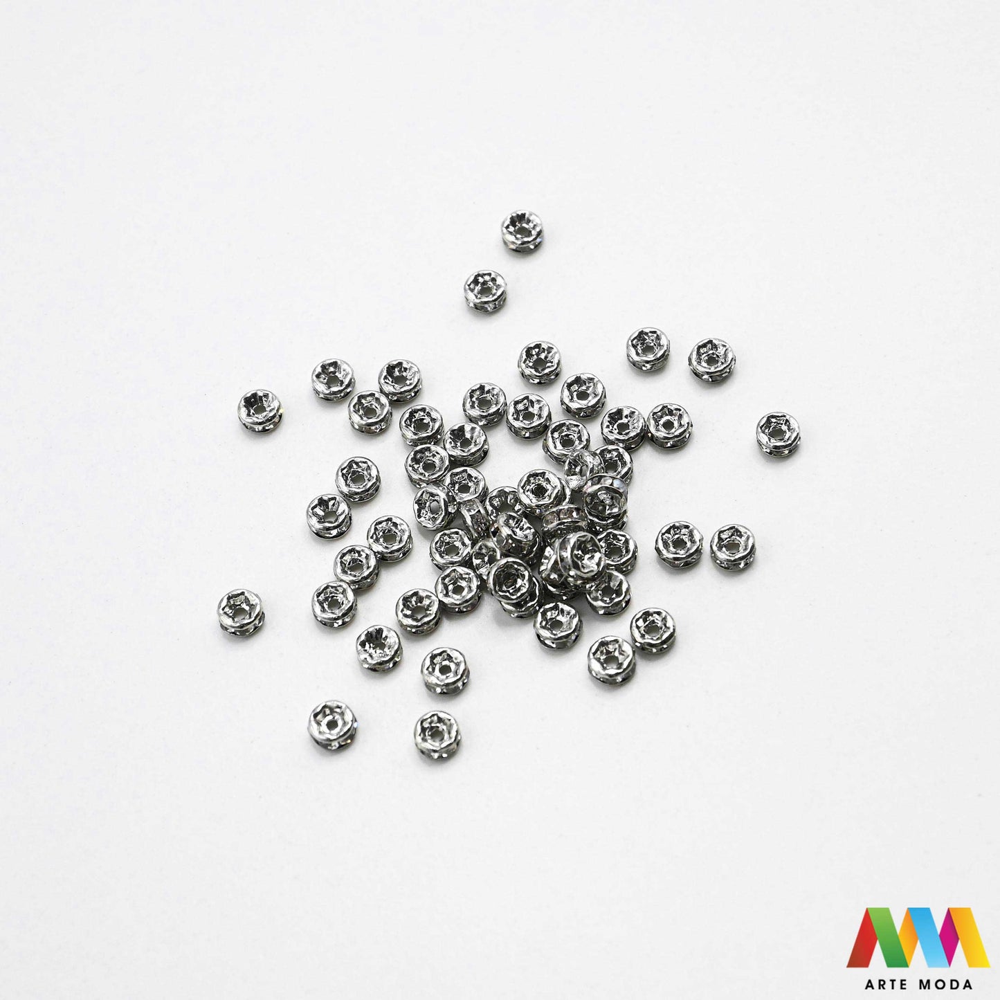 razdjelnik umetak spacer metalne izrada nakita DIY nakit distanceri metalni pribor separatori srebrne zlatne šajbice metalni za perle razmaknice komponente metal Mali ali ključni za profesionalan nakit Metalni umetci razdjelnici spacer perle služe za stvaranje razmaka i dodavanje sjaja perlama Sprječavaju trenje i ističu poludrago kamenje Neophodan element za izradu narukvica i ogrlica koje izgledaju bogatije i elegantnije arte moda repromaterijal