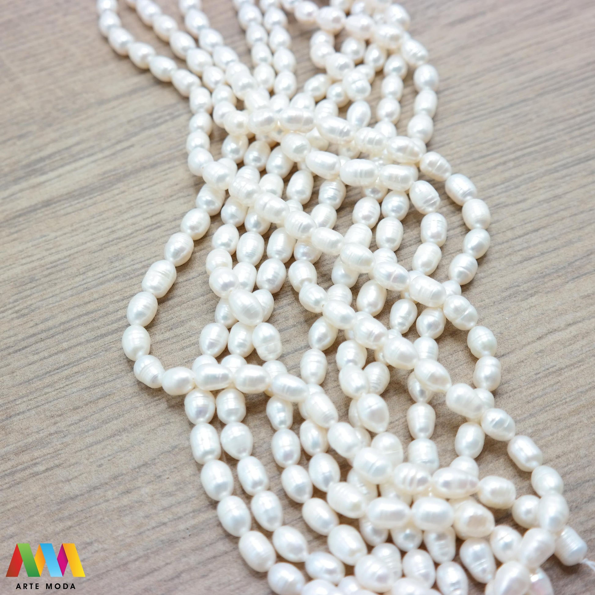 riječni biser zrno bisernica sedef školjka dragi kamen dragulj poludrago kamenje repromaterijal poludragi ukrasni mineral kristal Biser je zrnata tvorevina koja nastaje kod nekih mekušaca osobito kod školjaka bisernica Sastavljeni su od tankih koncentričnih slojeva sedefa i većinom su okruglasti Umjetno uzgojen biser pravi je dragulj mora kojega su stvorili zajednički napori prirode čovjeka i školjke - bisernice arte moda