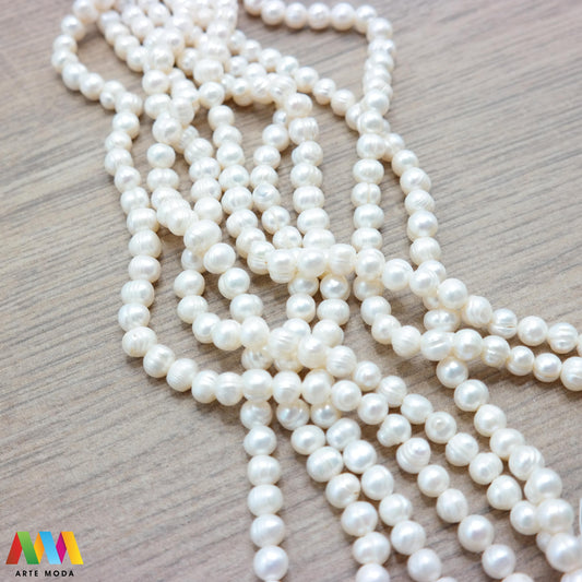 riječni biser zrno bisernica sedef školjka dragi kamen dragulj poludrago kamenje repromaterijal poludragi ukrasni mineral kristal Biser je zrnata tvorevina koja nastaje kod nekih mekušaca osobito kod školjaka bisernica Sastavljeni su od tankih koncentričnih slojeva sedefa i većinom su okruglasti Umjetno uzgojen biser pravi je dragulj mora kojega su stvorili zajednički napori prirode čovjeka i školjke - bisernice arte moda