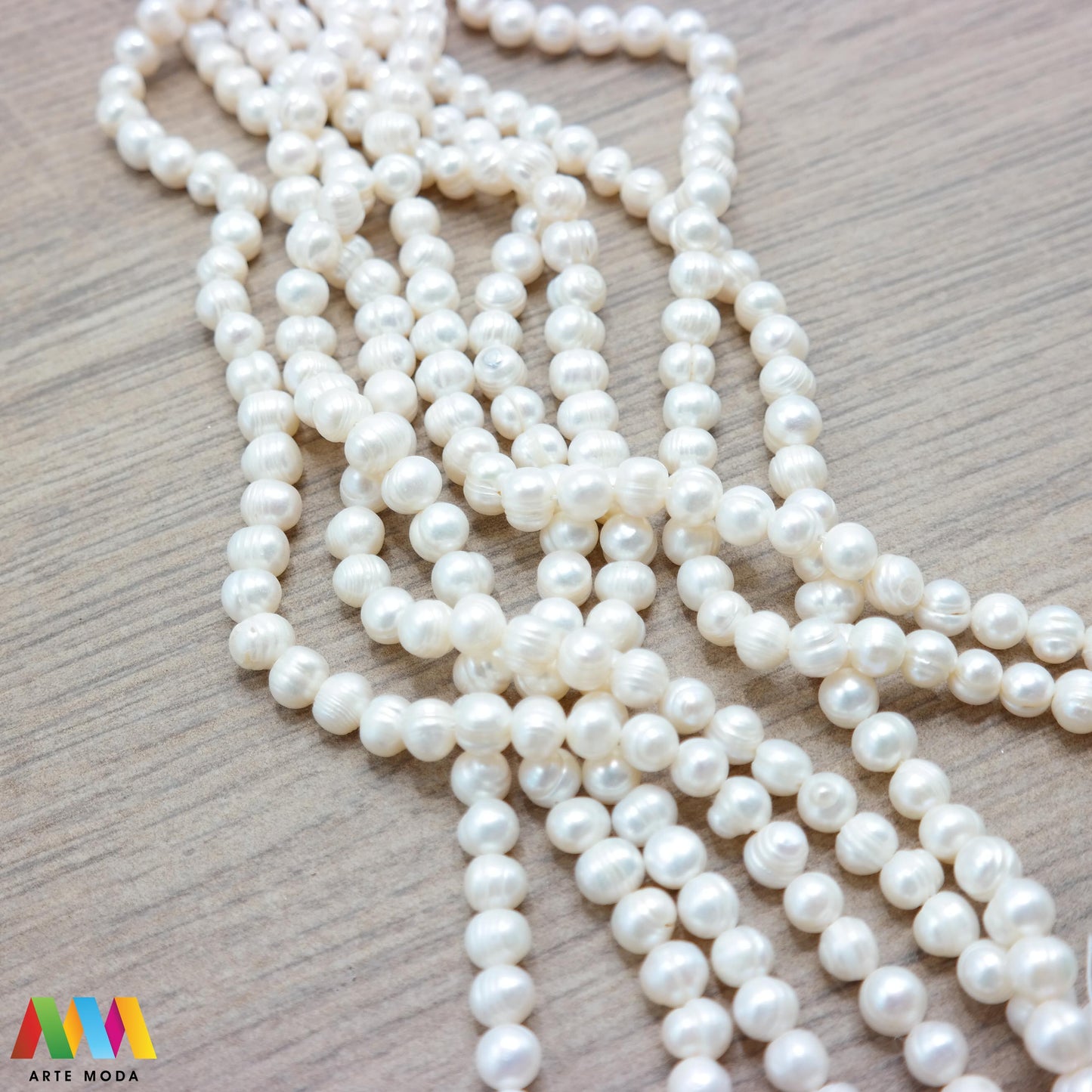 riječni biser zrno bisernica sedef školjka dragi kamen dragulj poludrago kamenje repromaterijal poludragi ukrasni mineral kristal Biser je zrnata tvorevina koja nastaje kod nekih mekušaca osobito kod školjaka bisernica Sastavljeni su od tankih koncentričnih slojeva sedefa i većinom su okruglasti Umjetno uzgojen biser pravi je dragulj mora kojega su stvorili zajednički napori prirode čovjeka i školjke - bisernice arte moda