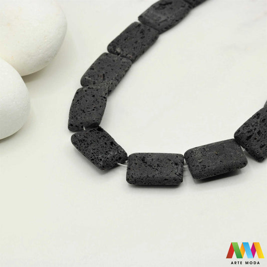 lava kamen vulkanska perle poludragi prirodni mat eterična ulja aromaterapija nakit izrada DIY repromaterijal mineral kristal narukvica ogrlica Tražite jedinstveni materijal za nakit Vulkanska lava je poludragi kamen s moćnom pričom Njegova porozna mat tekstura savršena je za izradu aromaterapijskog nakita jer sjajno upija i difuzira eterična ulja Lagan je simbolizira snagu i uzemljenje te je idealan za unisex i muške narukvice i ogrlice arte moda repromaterijal