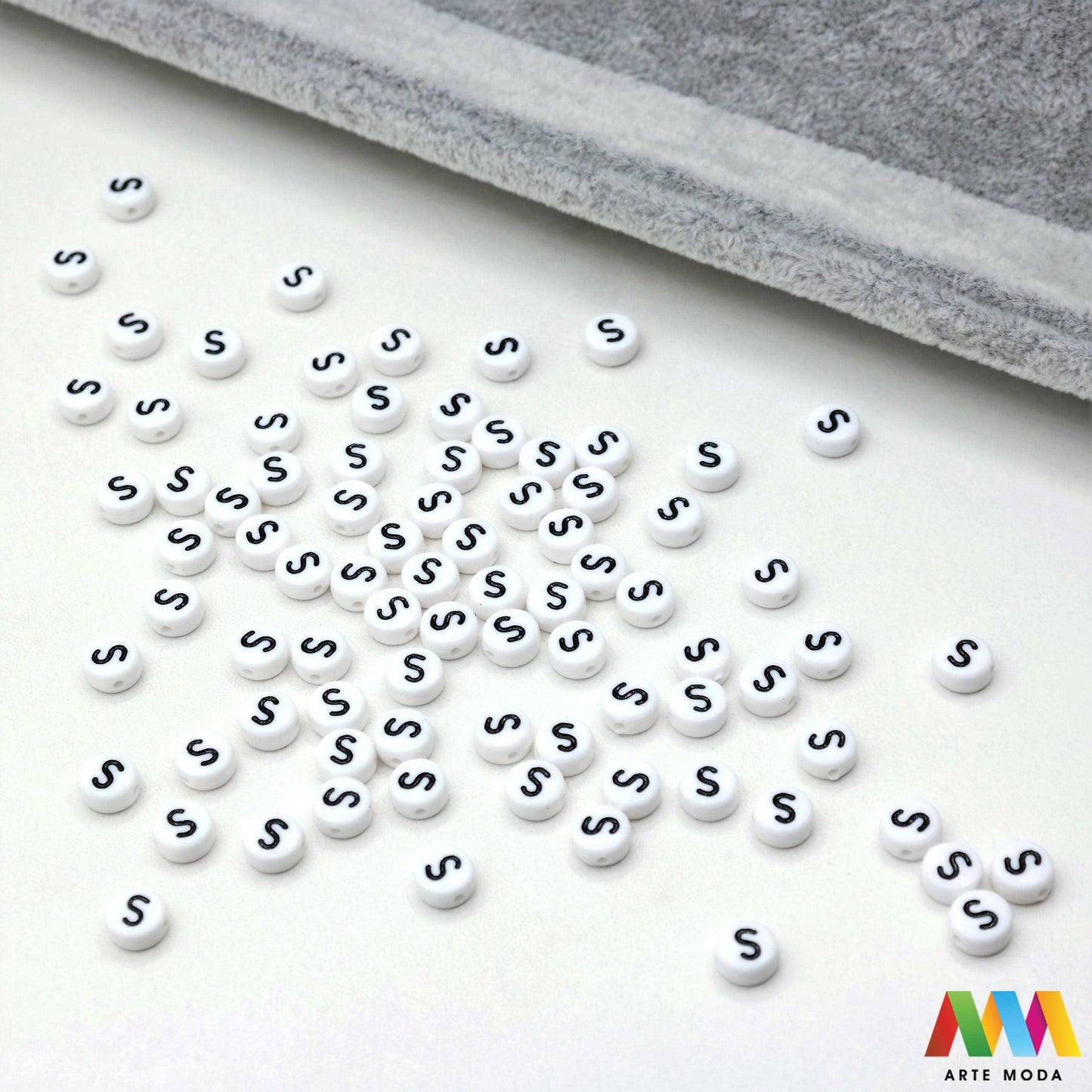 slova brojevi plastične nizanje imenom narukvice prijateljstva dječji nakit personalizirani kockaste perle okrugle abeceda DIY ručni rad izrada mix mješana Stvorite personalizirani nakit s našim plastičnim slovima i brojevima Perle u obliku kocki i krugova idealne su za izradu narukvica s imenom i porukama Lagane su šarene i savršene za dječji nakit i narukvice prijateljstva Lako nizanje za maksimalnu uradi sam zabavu arte moda repromaterijal