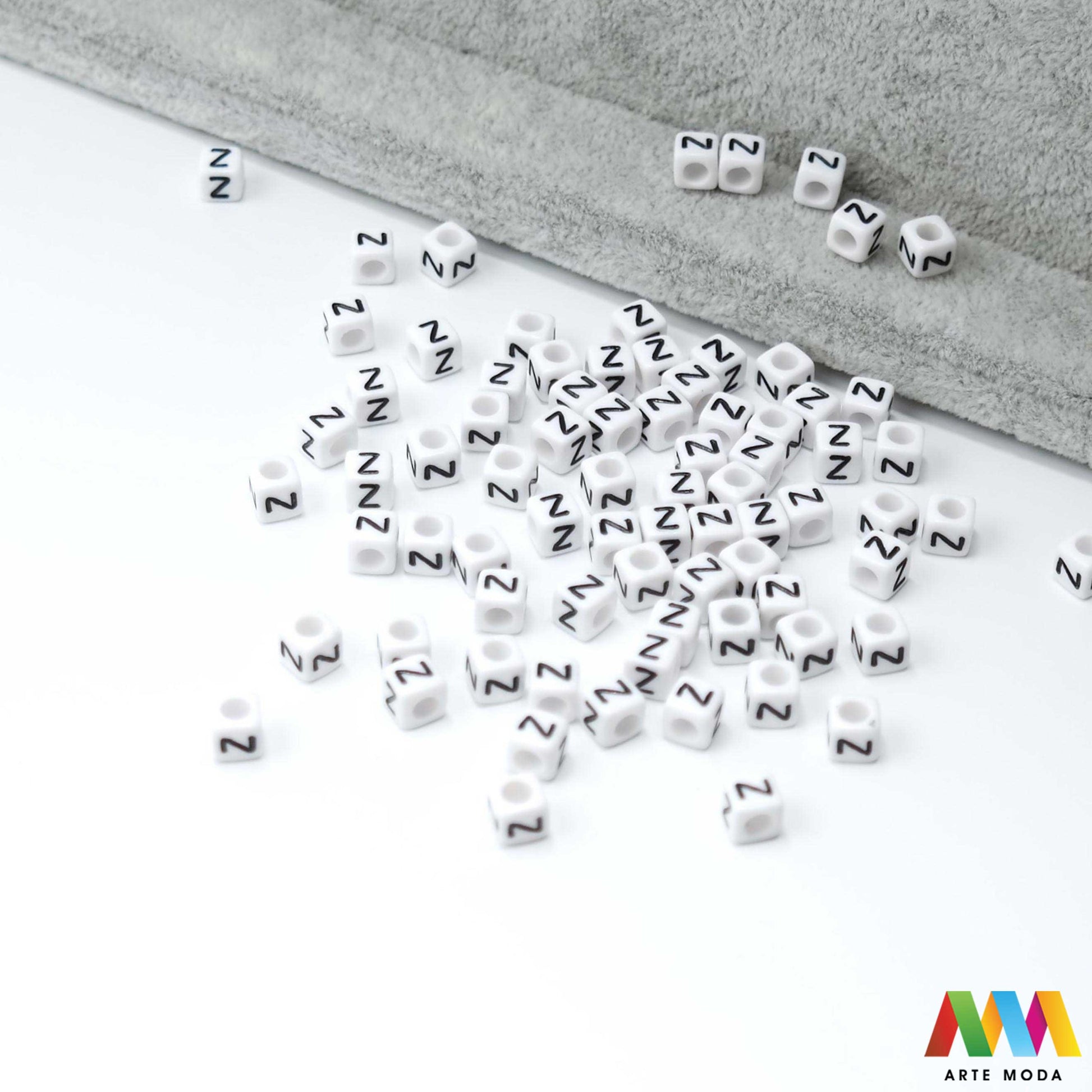 slova brojevi plastične nizanje imenom narukvice prijateljstva dječji nakit personalizirani kockaste perle okrugle abeceda DIY ručni rad izrada mix mješana Stvorite personalizirani nakit s našim plastičnim slovima i brojevima Perle u obliku kocki i krugova idealne su za izradu narukvica s imenom i porukama Lagane su šarene i savršene za dječji nakit i narukvice prijateljstva Lako nizanje za maksimalnu uradi sam zabavu arte moda repromaterijal