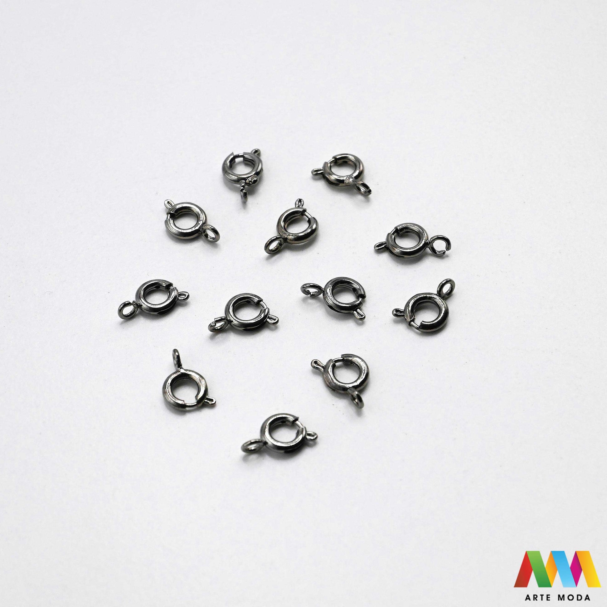 kopče metalne karabiner togl magnet kukice narukvice ogrlice zatvarači nakit DIY metalni pribor spajanje nakita srebrne zlatne karabin magnetne završne kopča narukvica ogrlica Osigurajte svoj nakit Metalne kopče su esencijalne za sigurno završavanje ogrlica i narukvica Birajte između karabin kopči pouzdanost magnetnih kopči lakoća i togl kopči stil Kvalitetni zatvarači u raznim bojama temelj svakog uradi sam nakit projekta arte moda repromaterijal