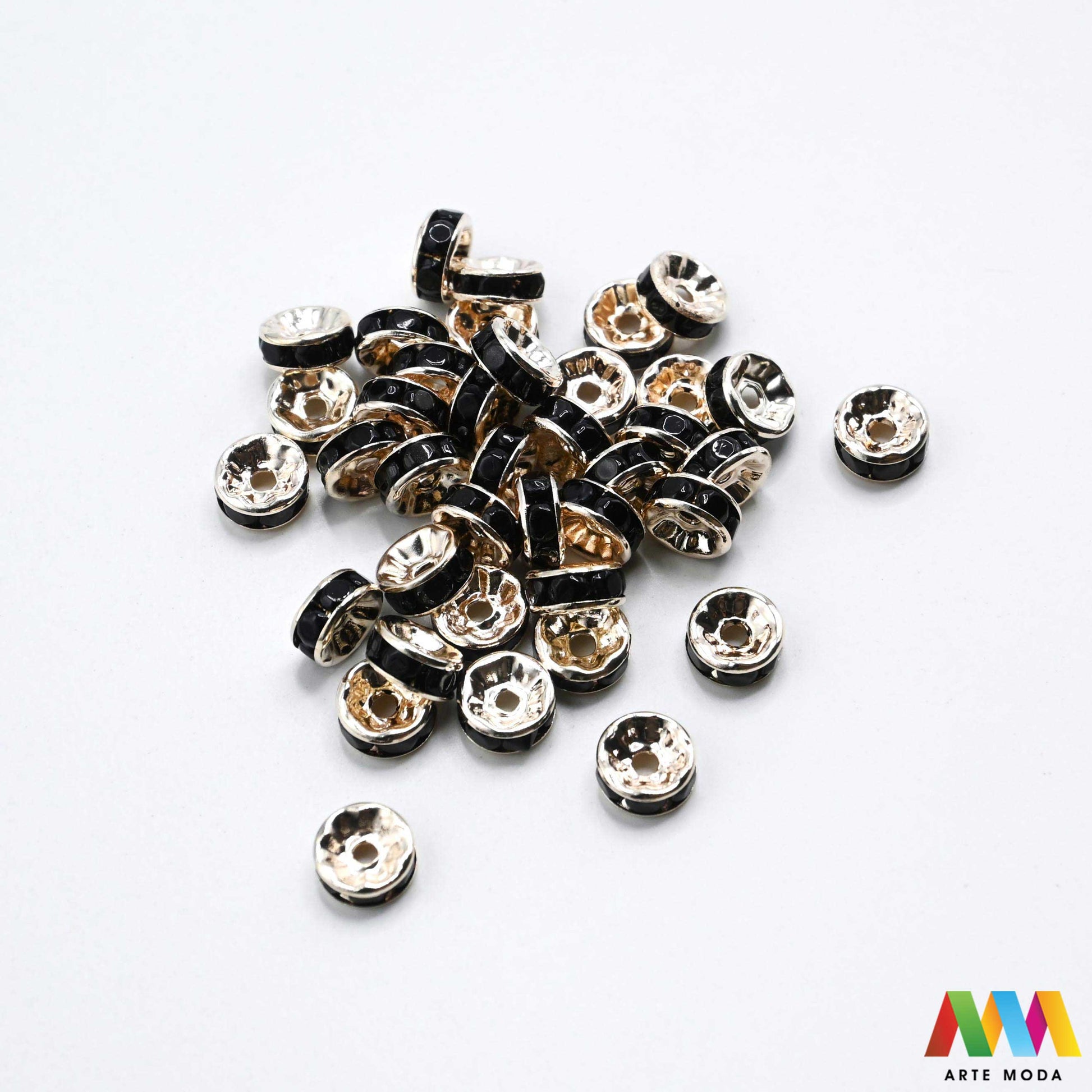 razdjelnik umetak spacer metalne izrada nakita DIY nakit distanceri metalni pribor separatori srebrne zlatne šajbice metalni za perle razmaknice komponente metal Mali ali ključni za profesionalan nakit Metalni umetci razdjelnici spacer perle služe za stvaranje razmaka i dodavanje sjaja perlama Sprječavaju trenje i ističu poludrago kamenje Neophodan element za izradu narukvica i ogrlica koje izgledaju bogatije i elegantnije arte moda repromaterijal