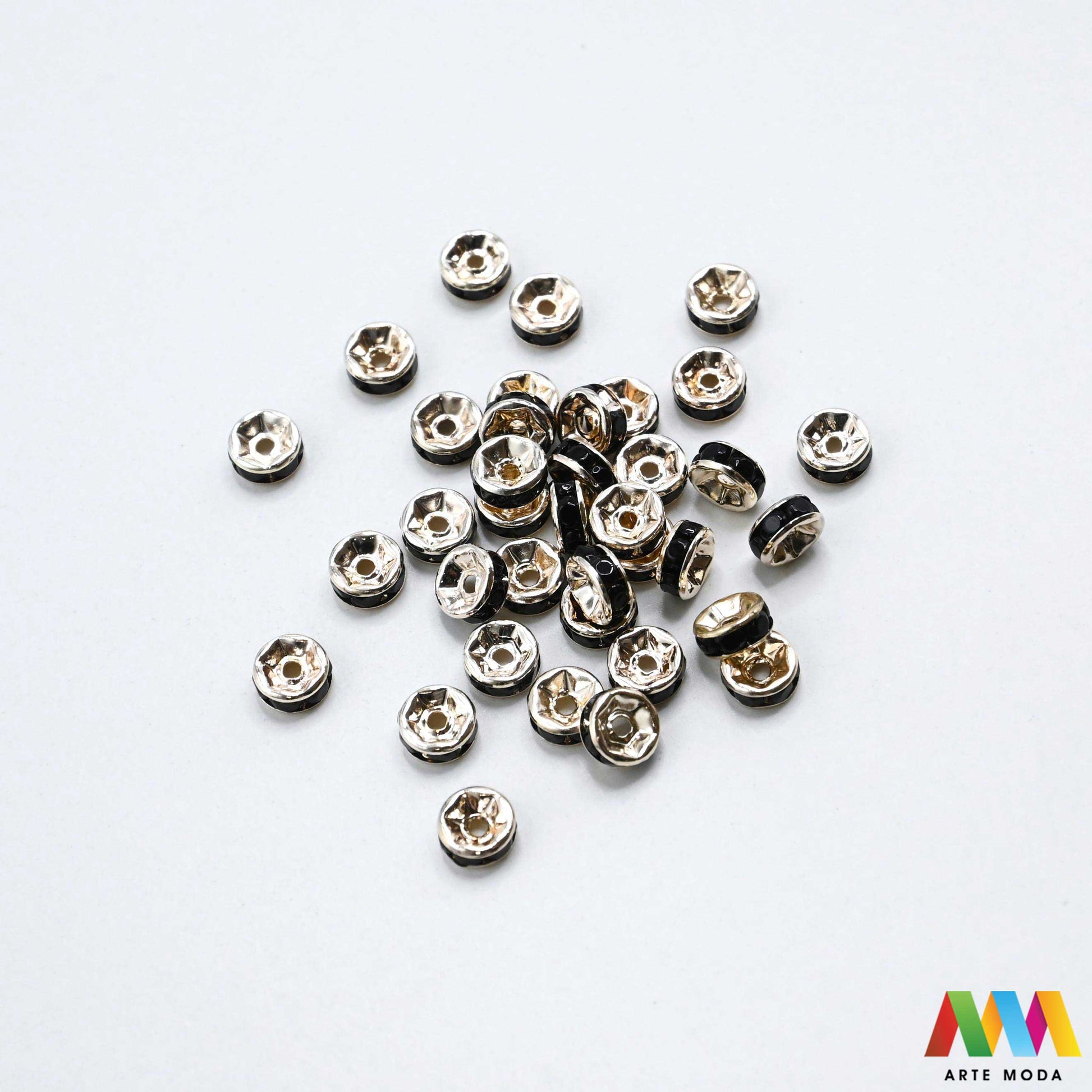 razdjelnik umetak spacer metalne izrada nakita DIY nakit distanceri metalni pribor separatori srebrne zlatne šajbice metalni za perle razmaknice komponente metal Mali ali ključni za profesionalan nakit Metalni umetci razdjelnici spacer perle služe za stvaranje razmaka i dodavanje sjaja perlama Sprječavaju trenje i ističu poludrago kamenje Neophodan element za izradu narukvica i ogrlica koje izgledaju bogatije i elegantnije arte moda repromaterijal