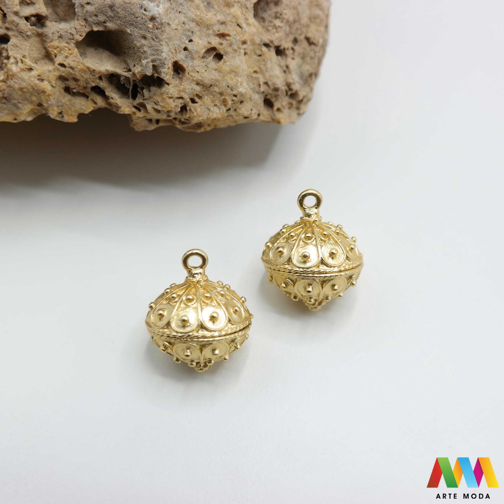 šibenik hrvatski dugme toka suvenir tradicionalni dalmacija tradicija filigran nakit baština hrvatska metal naušnice prstenje ogrlice privjesci tradicijski dalmatinski originalni Šibenski botun puce je najoriginalniji hrvatski suvenir i simbol dalmatinske baštine tradicionalni nakit izrađen je tehnikom filigrana fine obrade metala karakterističan prozračan i elegantan izgled Izradite naušnice prstenje ili privjeske i ponesite komadić povijesti i elegancije Bezvremenski klasik arte moda repromaterijal