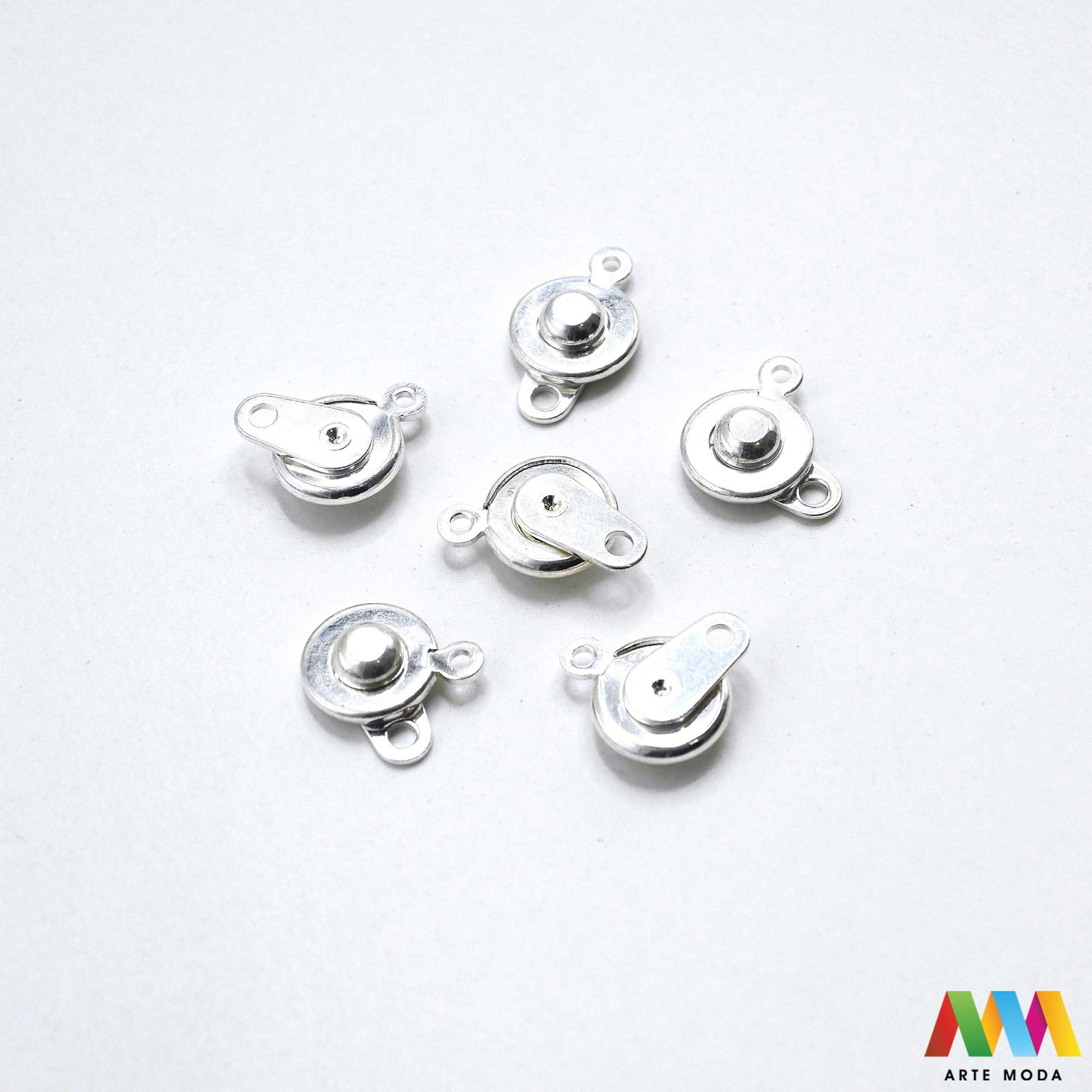 kopče metalne karabiner togl magnet kukice narukvice ogrlice zatvarači nakit DIY metalni pribor spajanje nakita srebrne zlatne karabin magnetne završne kopča narukvica ogrlica Osigurajte svoj nakit Metalne kopče su esencijalne za sigurno završavanje ogrlica i narukvica Birajte između karabin kopči pouzdanost magnetnih kopči lakoća i togl kopči stil Kvalitetni zatvarači u raznim bojama temelj svakog uradi sam nakit projekta arte moda repromaterijal