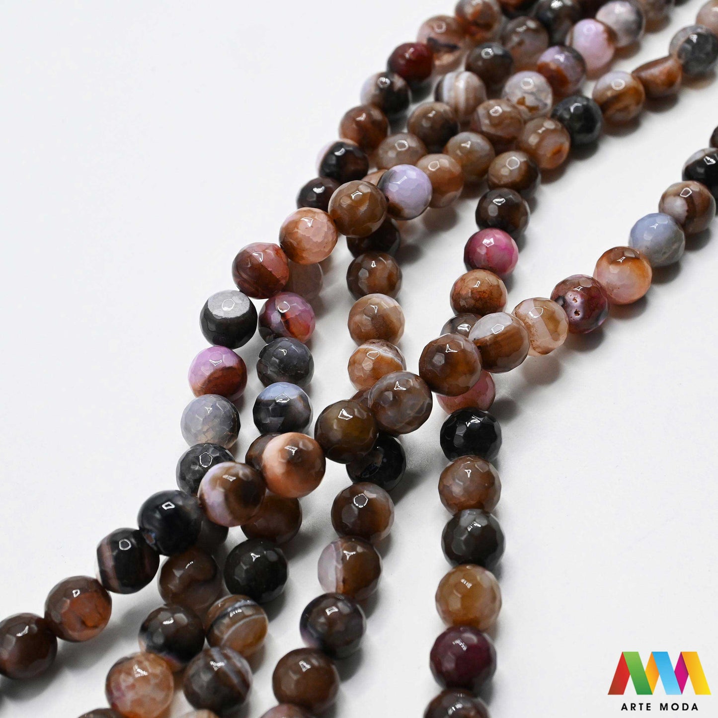 poludragi kamen ahat kristal kalcedon polu dragi poludrago kamenje dragulj mineral kvarc prirodni meditacija čakra zaštita snaga ravnoteža ljekovito perle stabilnost ahata jednog od najraznovrsnijih najljepših poludragih kamenja jedinstvenim trakama slojevima i šarenim uzorcima ahat je kamen stabilnosti uzemljenja i zaštite ahat u različitim oblicima od brušenih perli i glatkih kabošona do sirovih komada savršenih za izradu nakita meditaciju ili kao ukrasni element u vašem prostoru arte moda repromaterijal