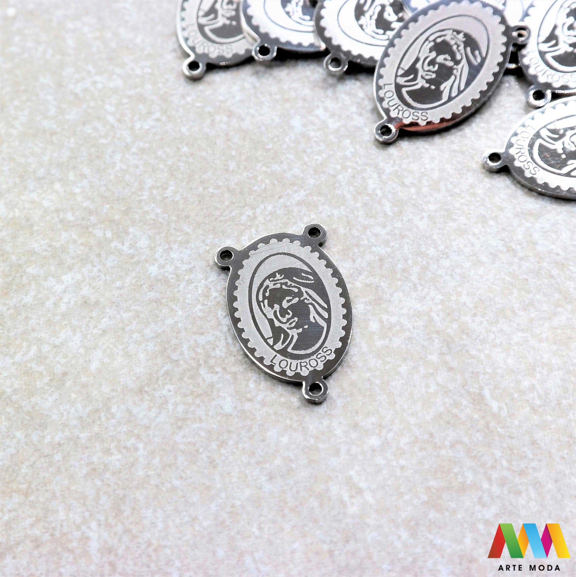 sakralni privjesci od čelika vjerski duhovni križevi medaljice vjerskim simbolima duhovnim motivima nakit značenjem čelični nehrđajućeg svetaca personalizirani anđeo Pronađite smirujući i snažan izraz svoje vjere i duhovnosti u našoj kolekciji sakralnih privjesaka izrađenih od kvalitetnog nehrđajućeg čelika Ovi izdržljivi i elegantni privjesci s vjerskim simbolima i duhovnim motivima idealni su za svakodnevno nošenje i kao promišljeni dar arte moda repromaterijal