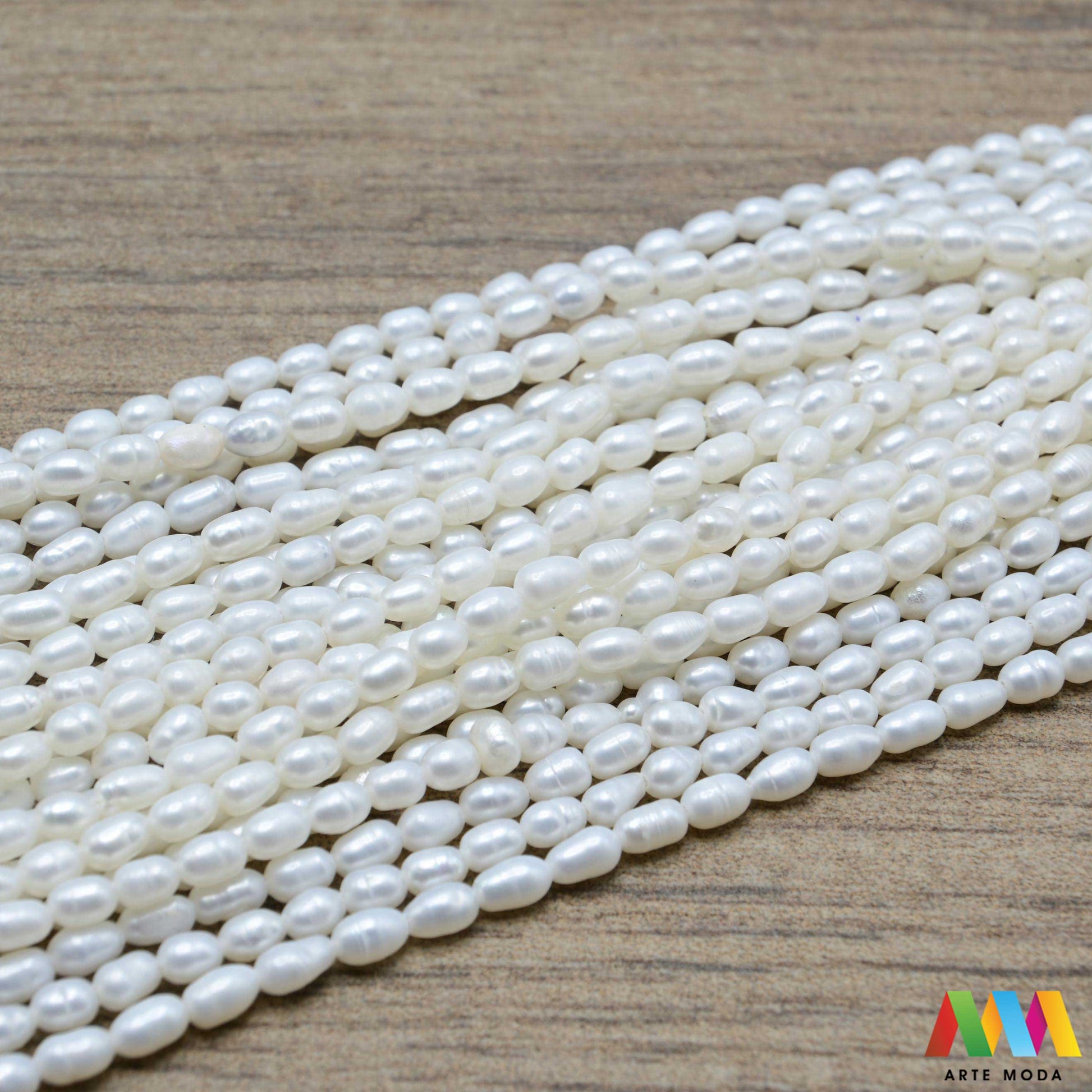 perle bijeli vjenčani niz sedef barokni baroque pearls zrno bisernica školjka dragulj poludrago kamenje ukrasni mineral kristal Bezvremenska klasika u vašim rukama Riječni biseri su omiljeni materijal za izradu nakita koji odiše elegancijom luksuzom prirodni slatkovodni biseri očarat će vas svojim nježnim sjajem unikatnim oblicima Savršeni za izradu ogrlica narukvica naušnica koje se prenose generacijama Dodajte dozu profinjenosti uradi sam nakitu uz autentične bisere naše kolekcije arte moda repromaterijal